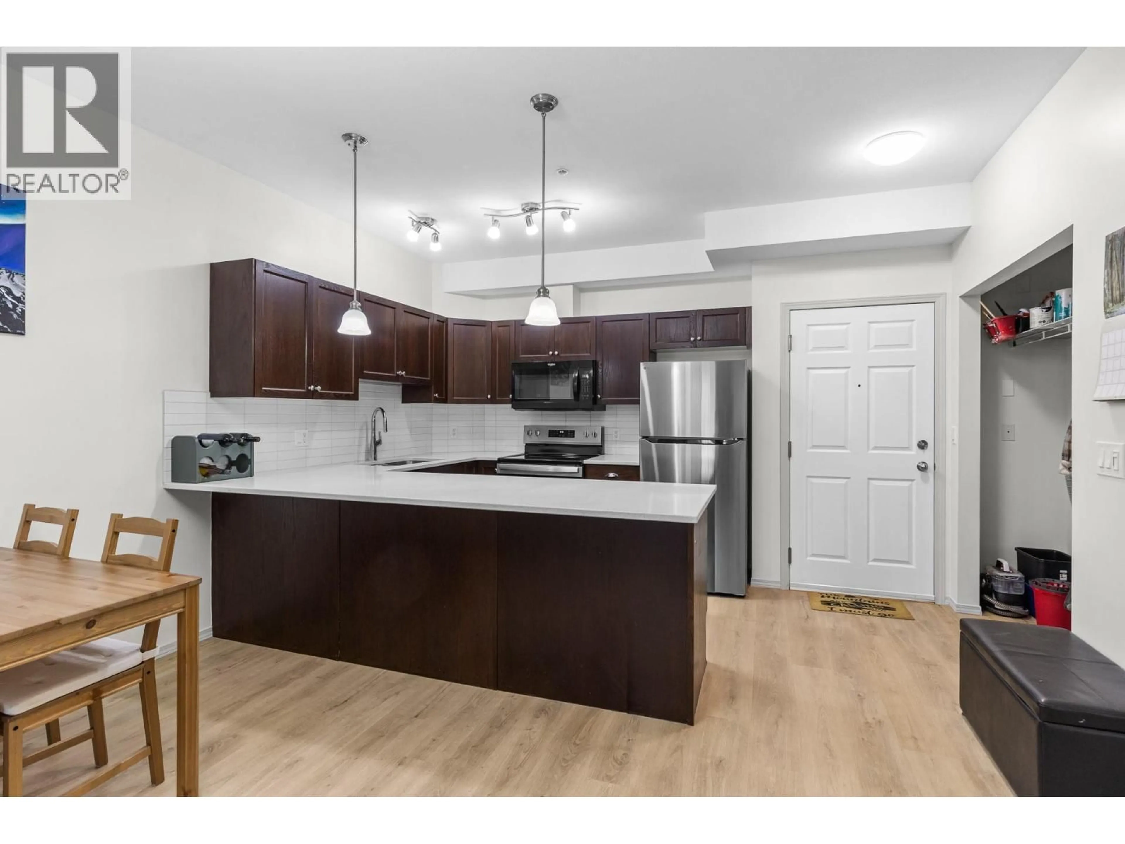 Open concept kitchen, wood/laminate floor for 119 - 250 HOLLYWOOD ROAD SOUTH, Kelowna British Columbia V1X3S9