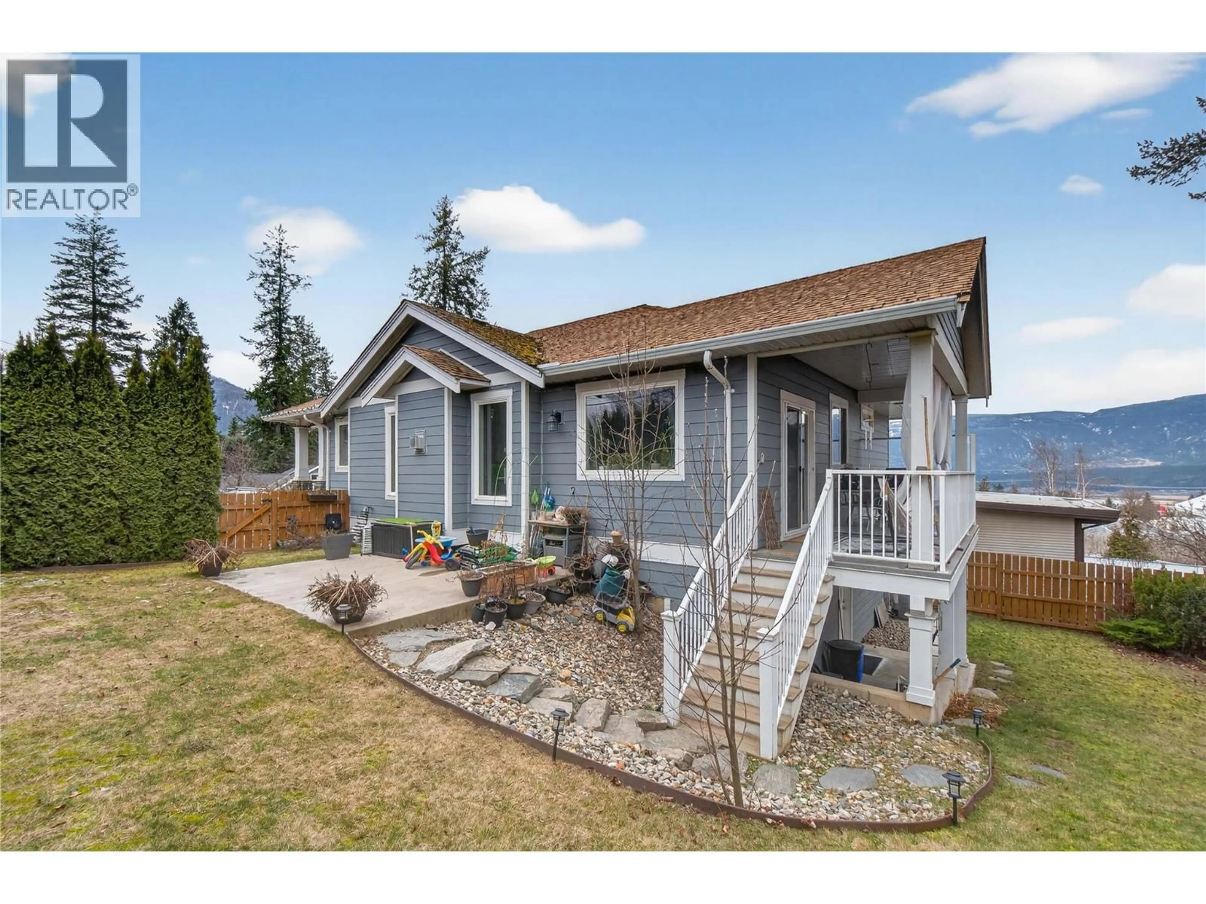 Home with vinyl exterior material, water/lake/river/ocean view for 2991 7 AVENUE NORTHEAST, Salmon Arm British Columbia V1E2S7