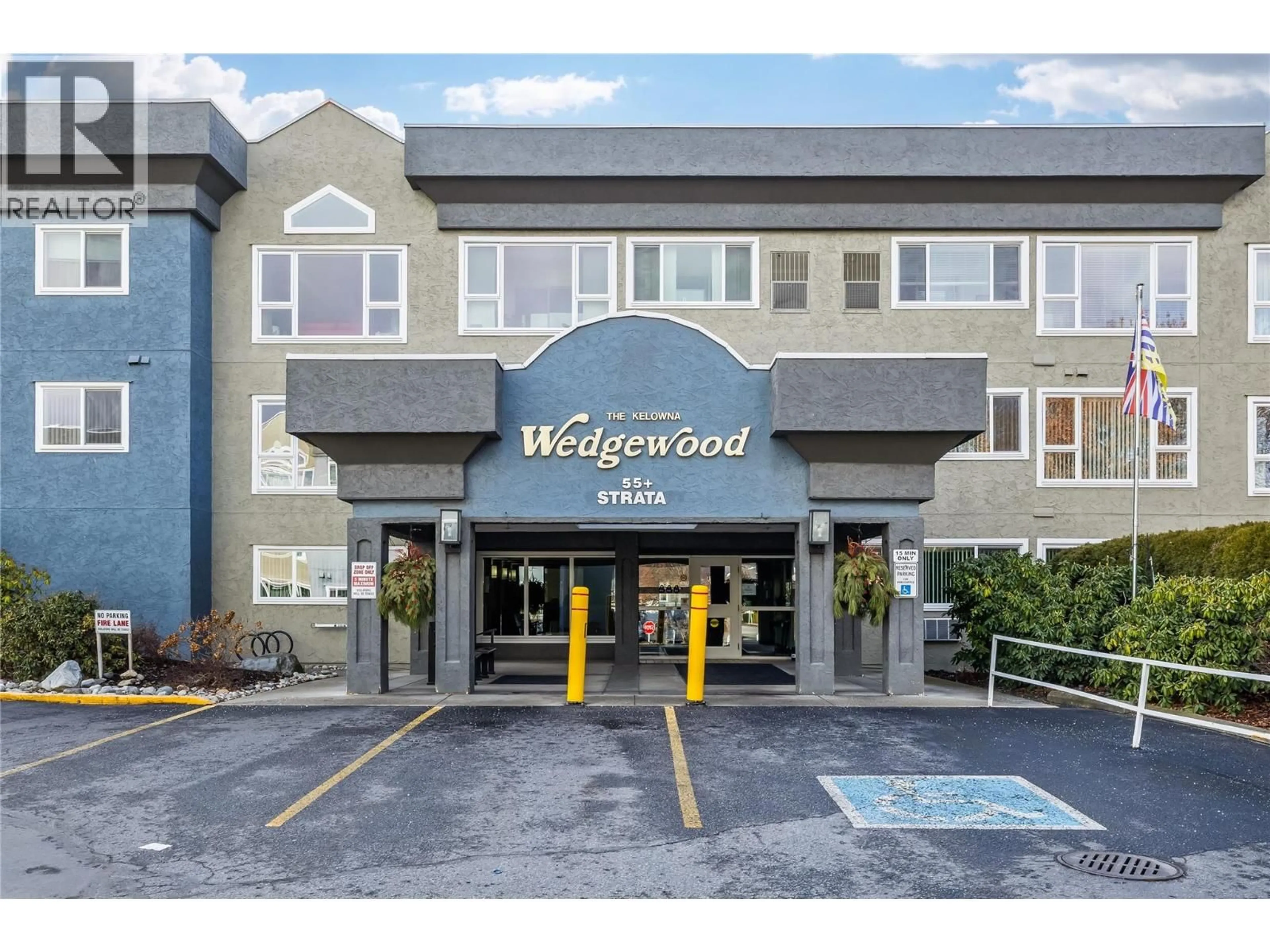 Indoor foyer for 37 - 1045 SUTHERLAND AVENUE, Kelowna British Columbia V1Y5Y1