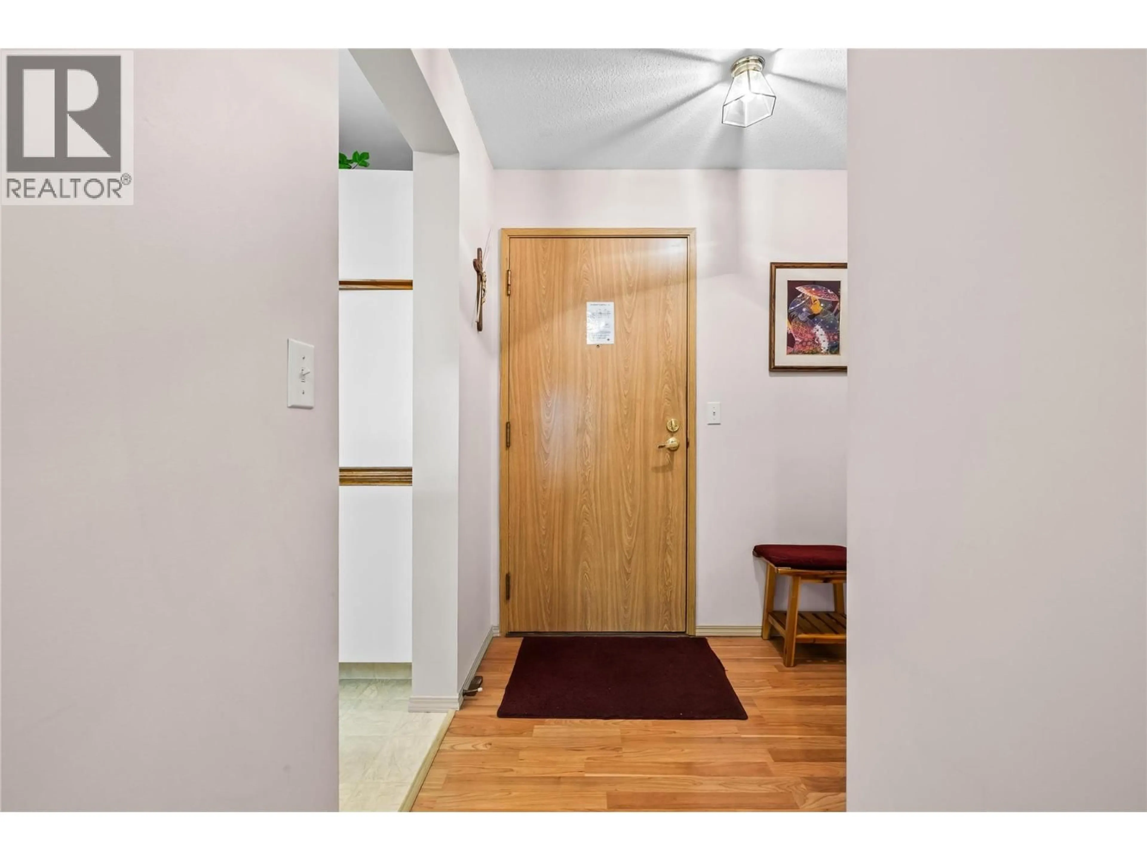 Indoor entryway for 37 - 1045 SUTHERLAND AVENUE, Kelowna British Columbia V1Y5Y1