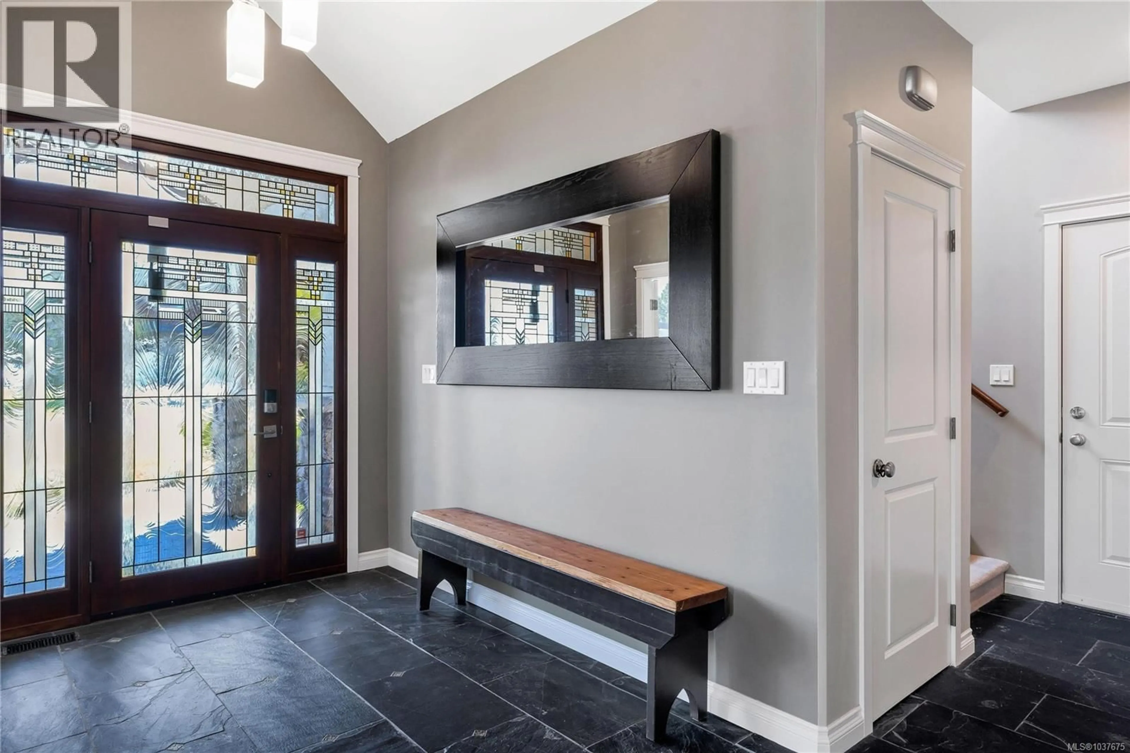 Indoor entryway for 2357 COOPERS HAWK RISE, Mill Bay British Columbia V0R2P4