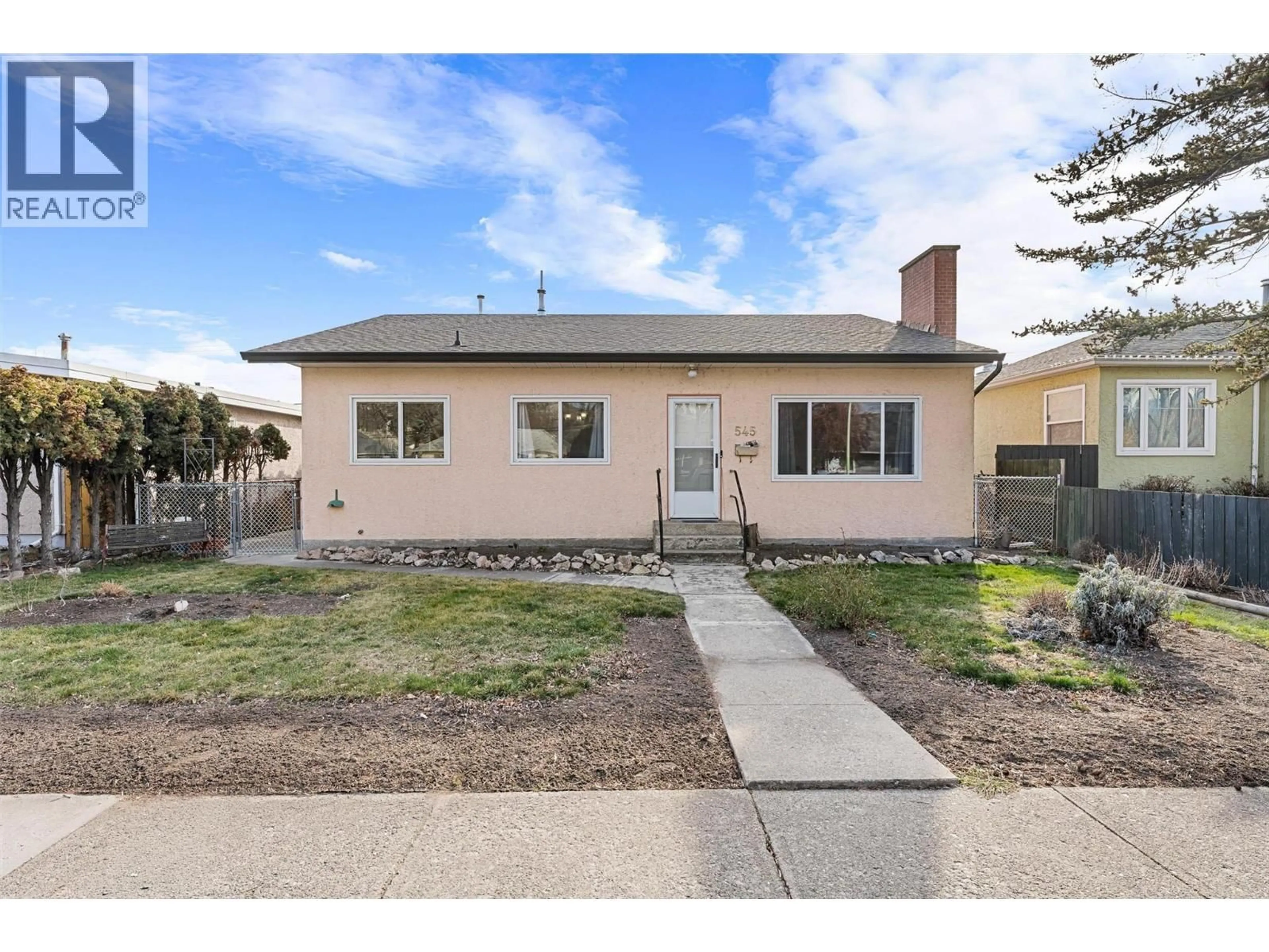 Home with vinyl exterior material, street for 545 BAY AVENUE, Kelowna British Columbia V1Y7J8