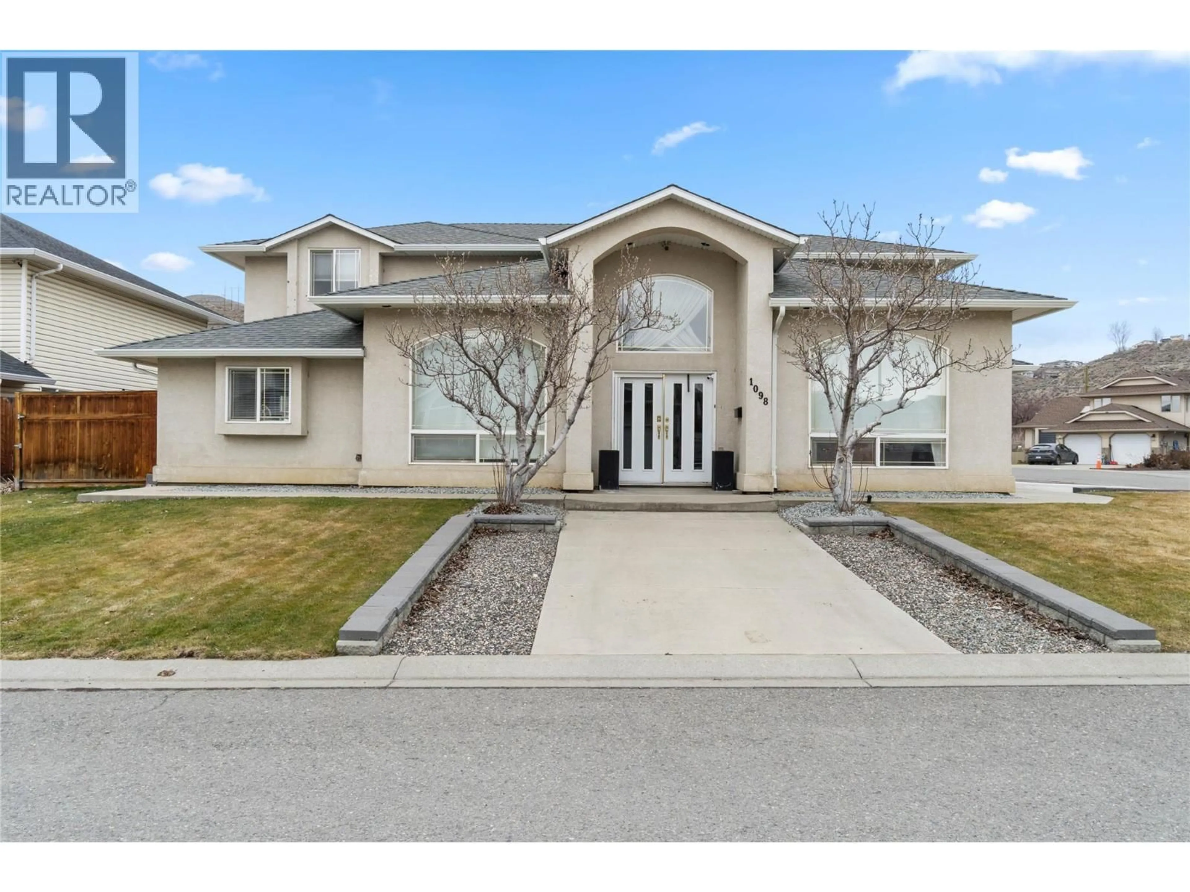 Home with vinyl exterior material, street for 1098 NORTH GLEN DRIVE, Kamloops British Columbia V2B5C1