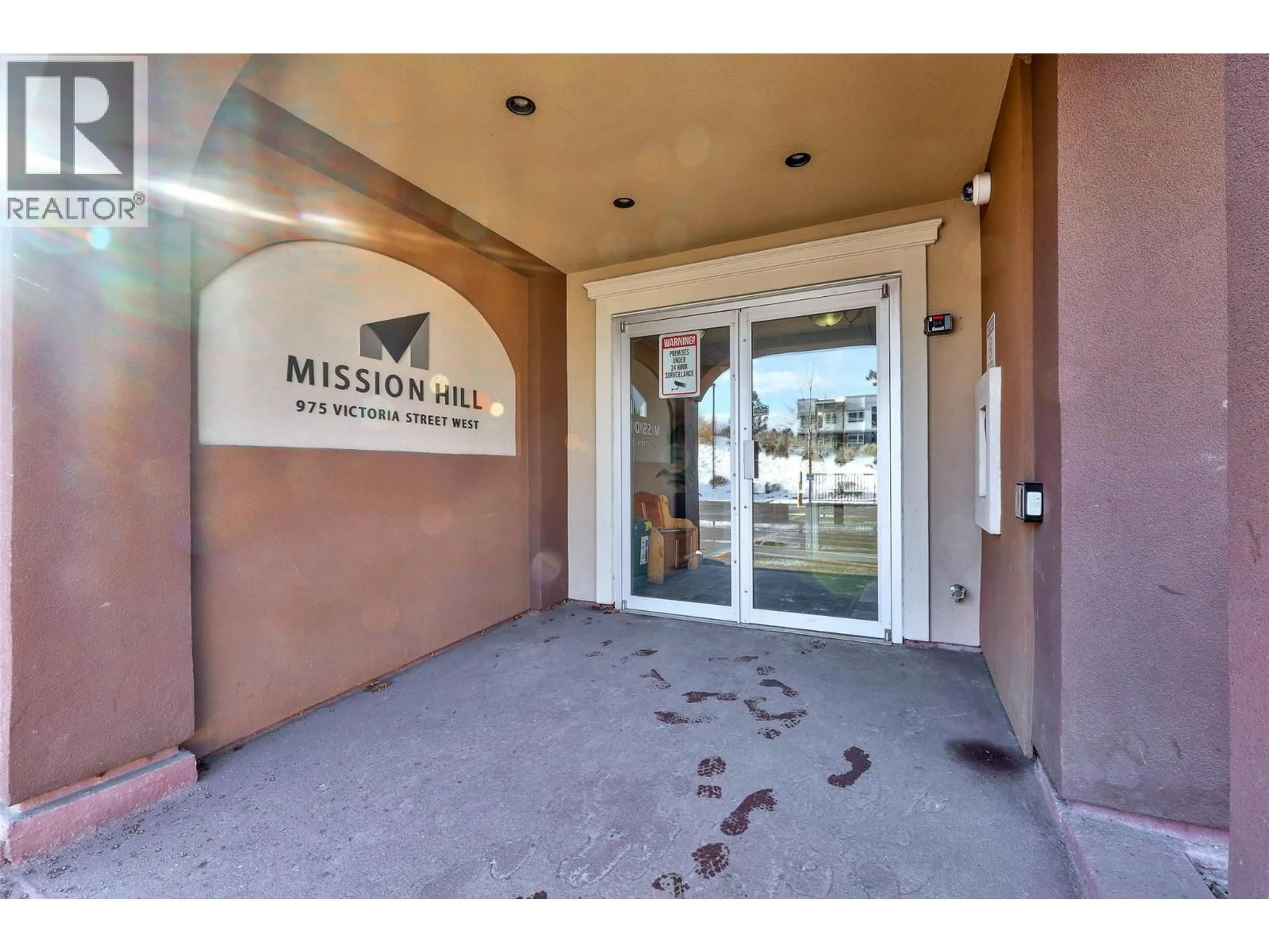 Indoor foyer for 404 - 975 VICTORIA STREET, Kamloops British Columbia V2C0C2