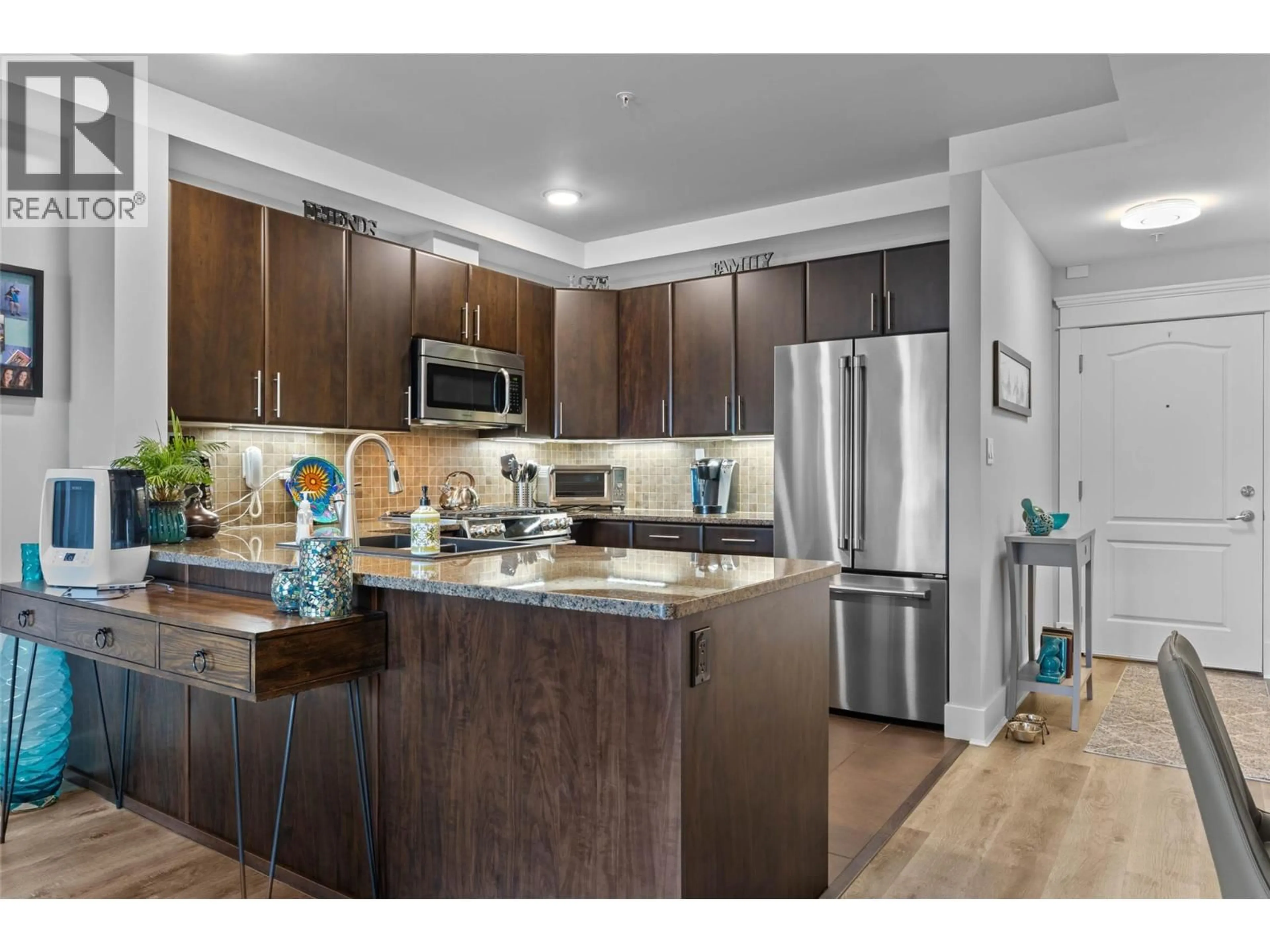 Open concept kitchen, wood/laminate floor for 404 - 975 VICTORIA STREET, Kamloops British Columbia V2C0C2