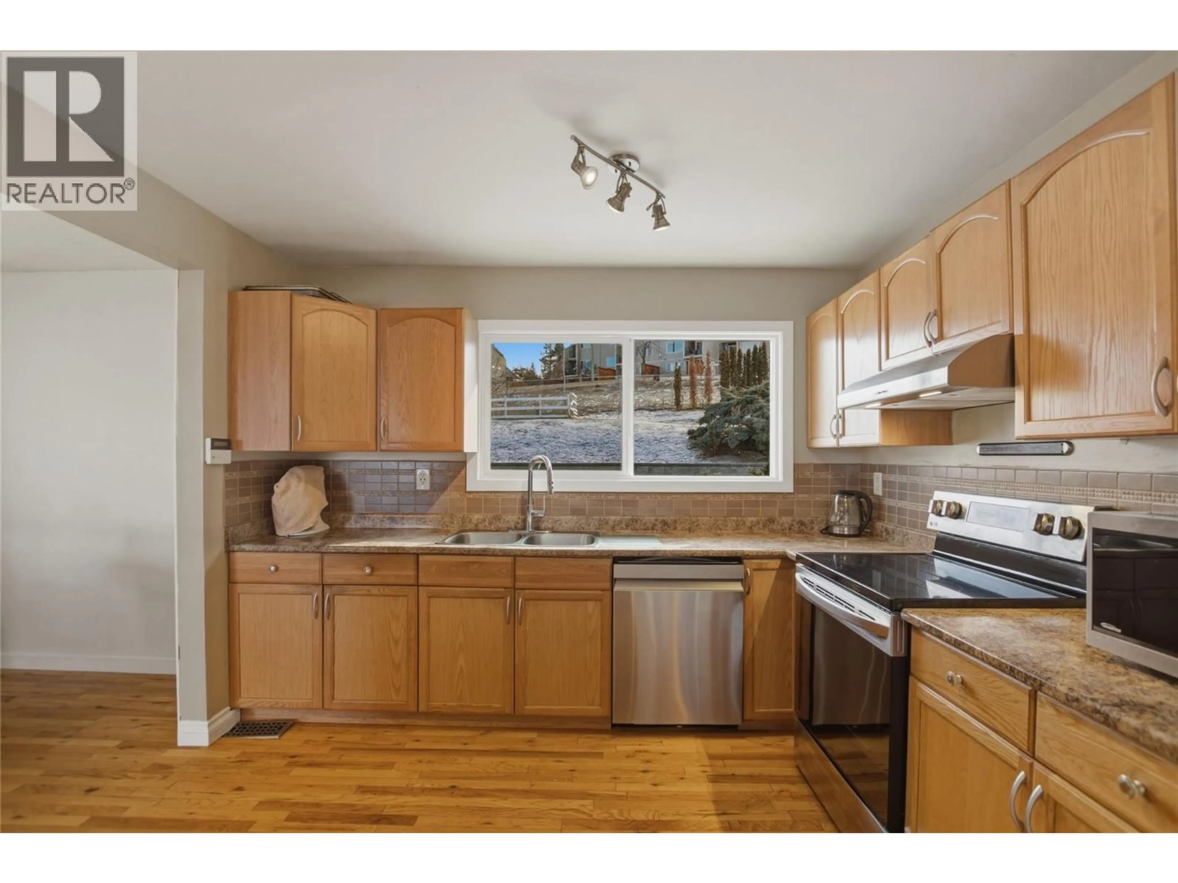 Standard kitchen, wood/laminate floor for 299 GORDONHORN CRESCENT, Kamloops British Columbia V2E1G6