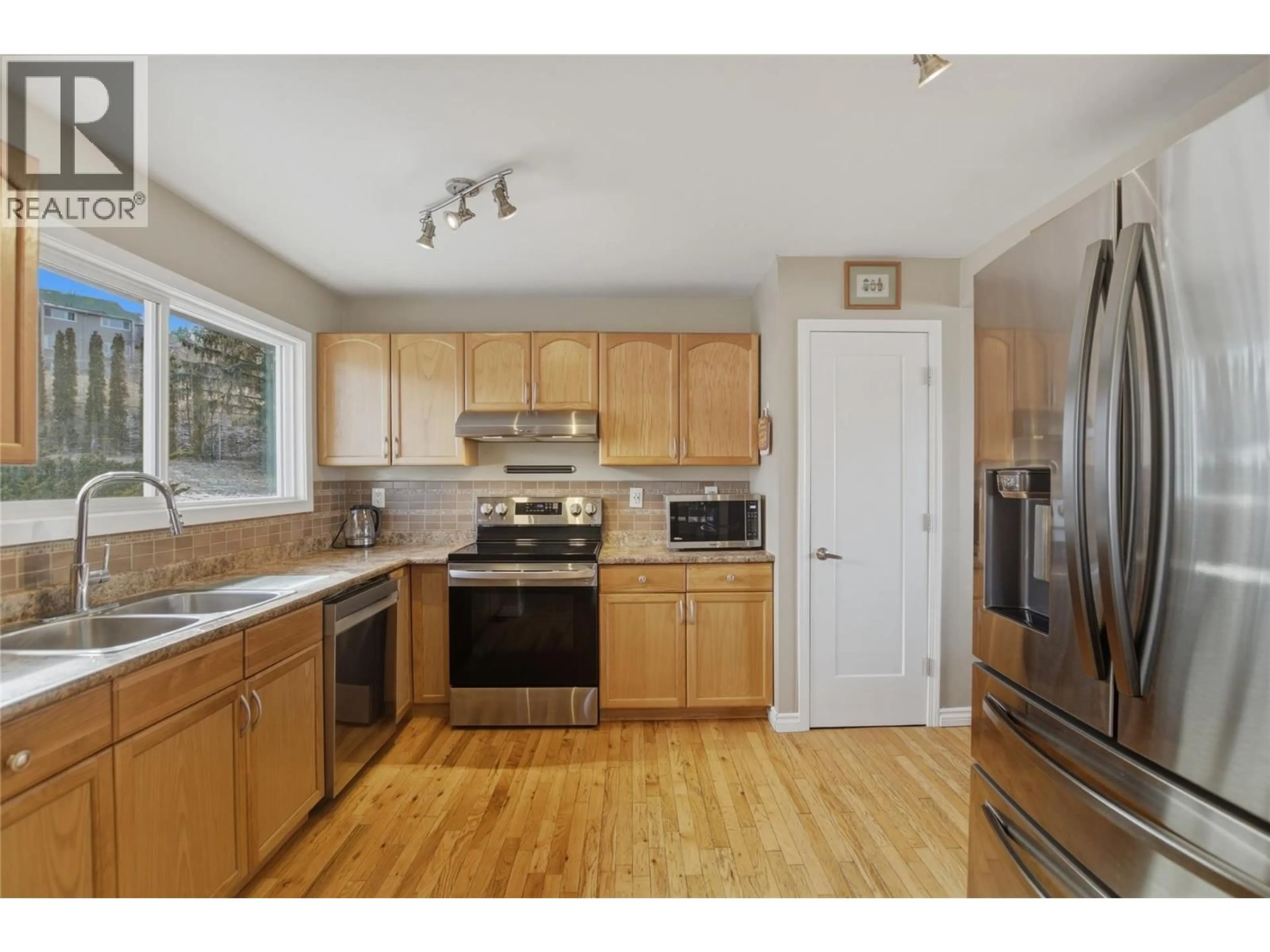 Standard kitchen, wood/laminate floor for 299 GORDONHORN CRESCENT, Kamloops British Columbia V2E1G6