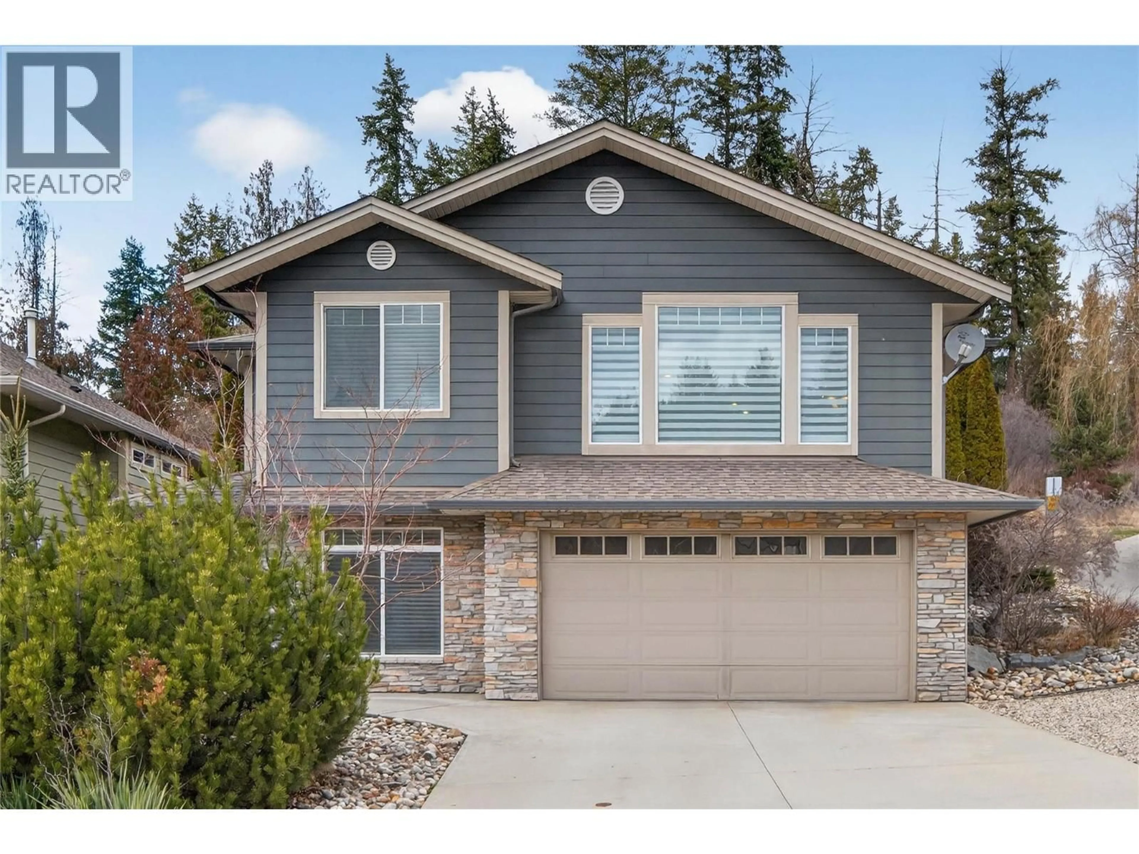 Home with vinyl exterior material, street for 36 - 1581 20 STREET NORTHEAST, Salmon Arm British Columbia V1E0A7