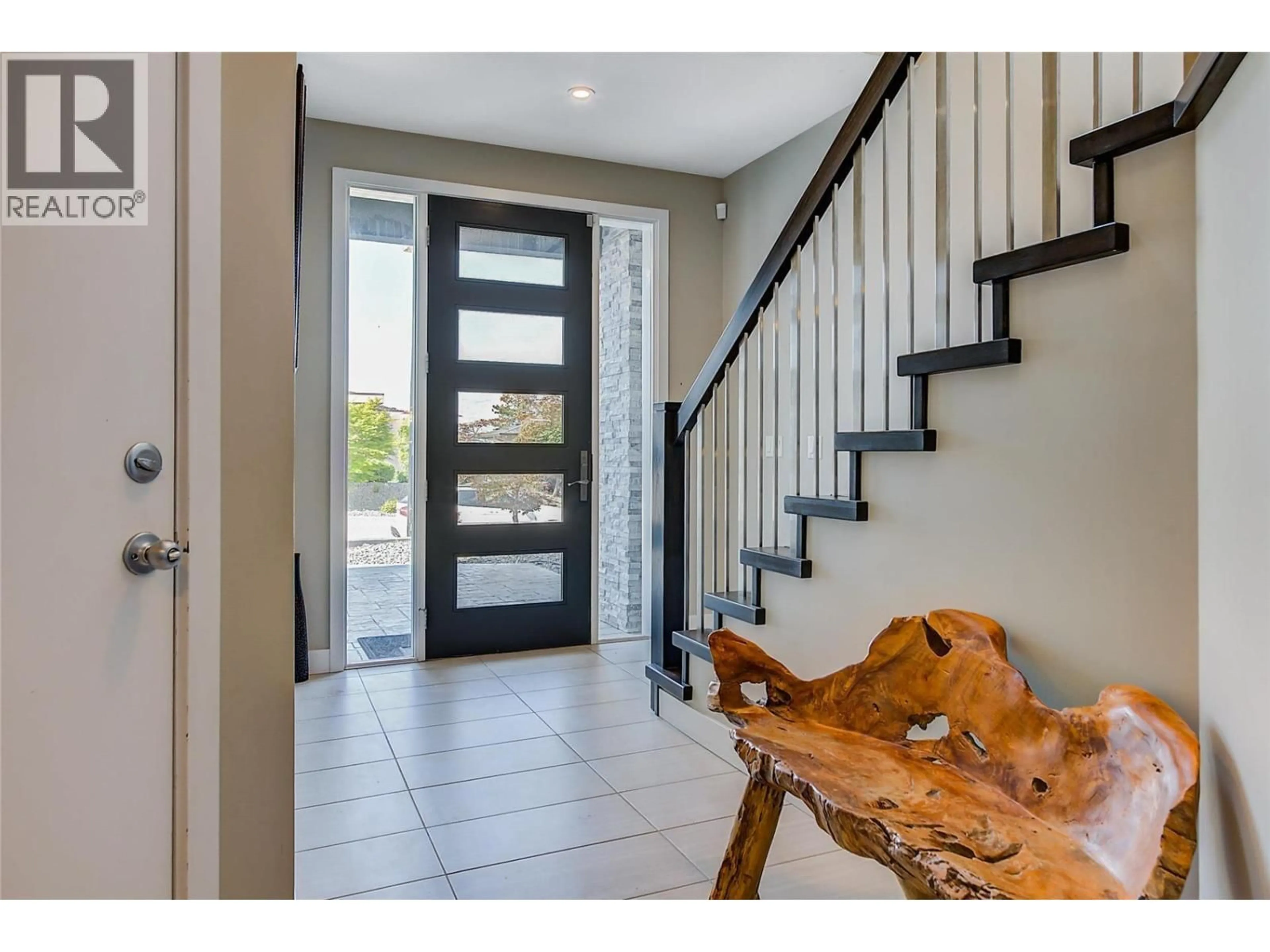 Indoor entryway for 3284 VINEYARD VIEW DRIVE, West Kelowna British Columbia V4T3B4