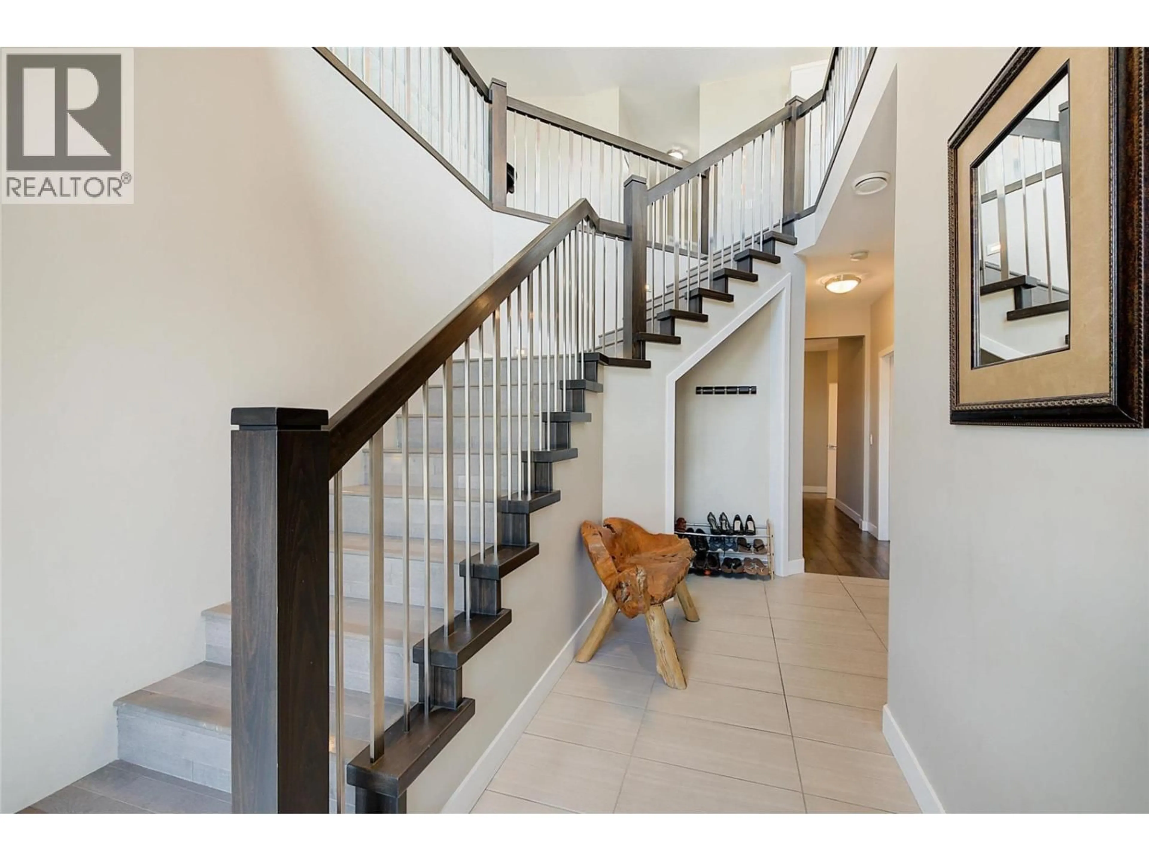 Indoor foyer for 3284 VINEYARD VIEW DRIVE, West Kelowna British Columbia V4T3B4