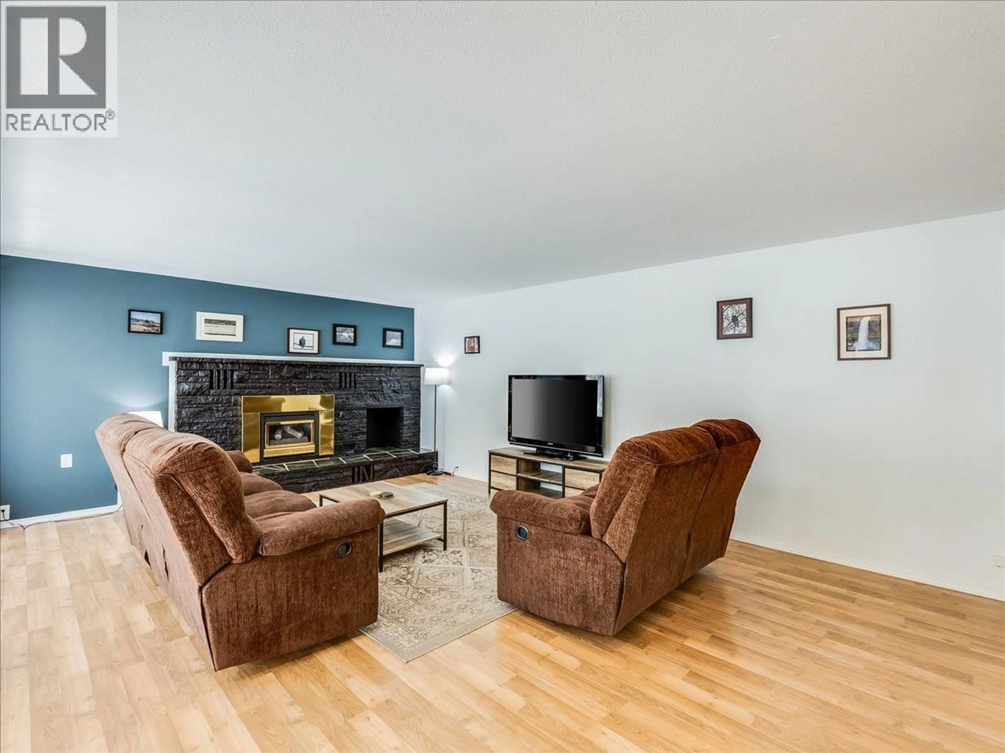 Living room with furniture, wood/laminate floor for 2329 5TH AVENUE, Castlegar British Columbia V1N2T6