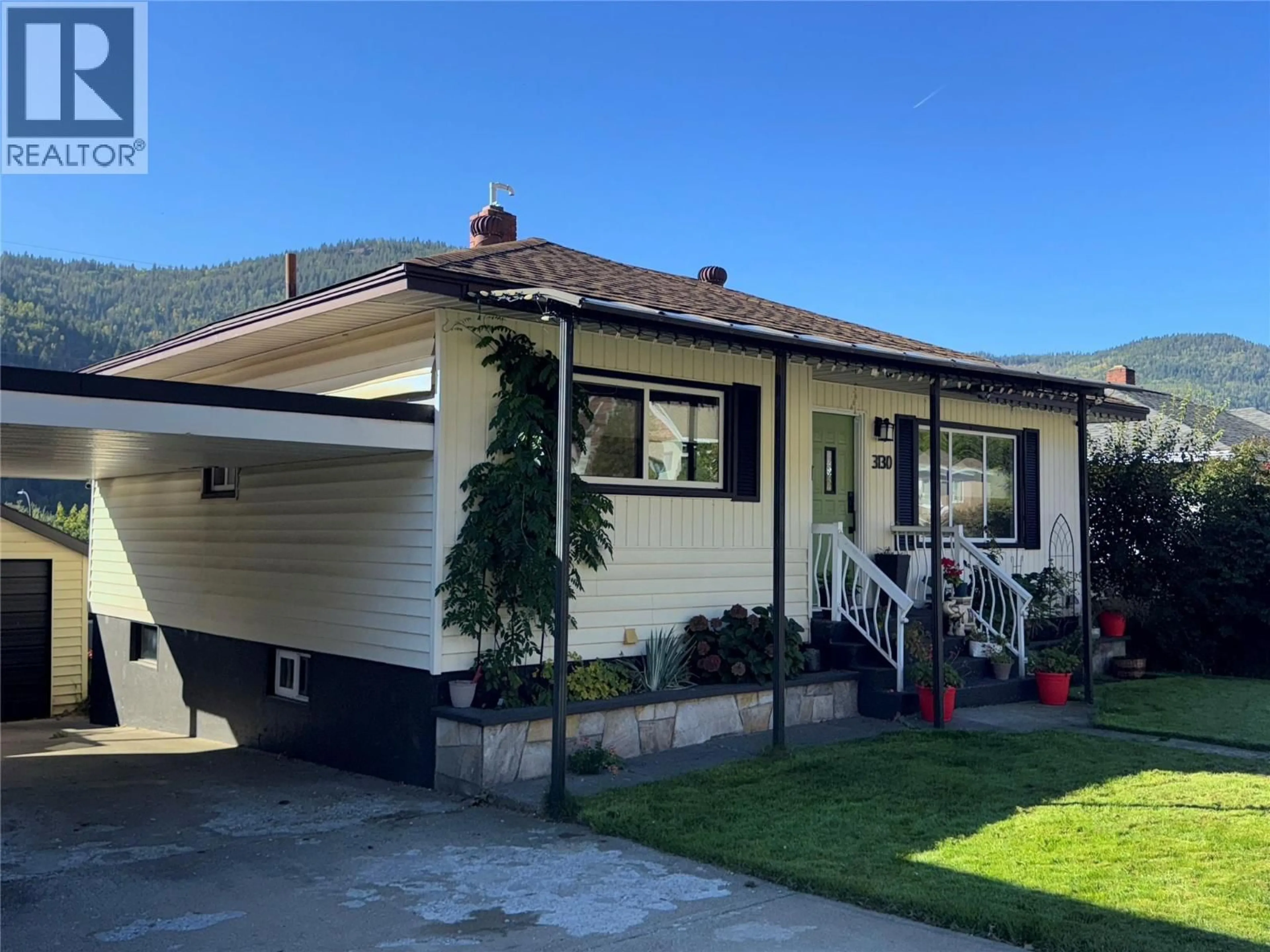 Home with vinyl exterior material, street for 3130 IRIS CRESCENT, Trail British Columbia V1R2Y7