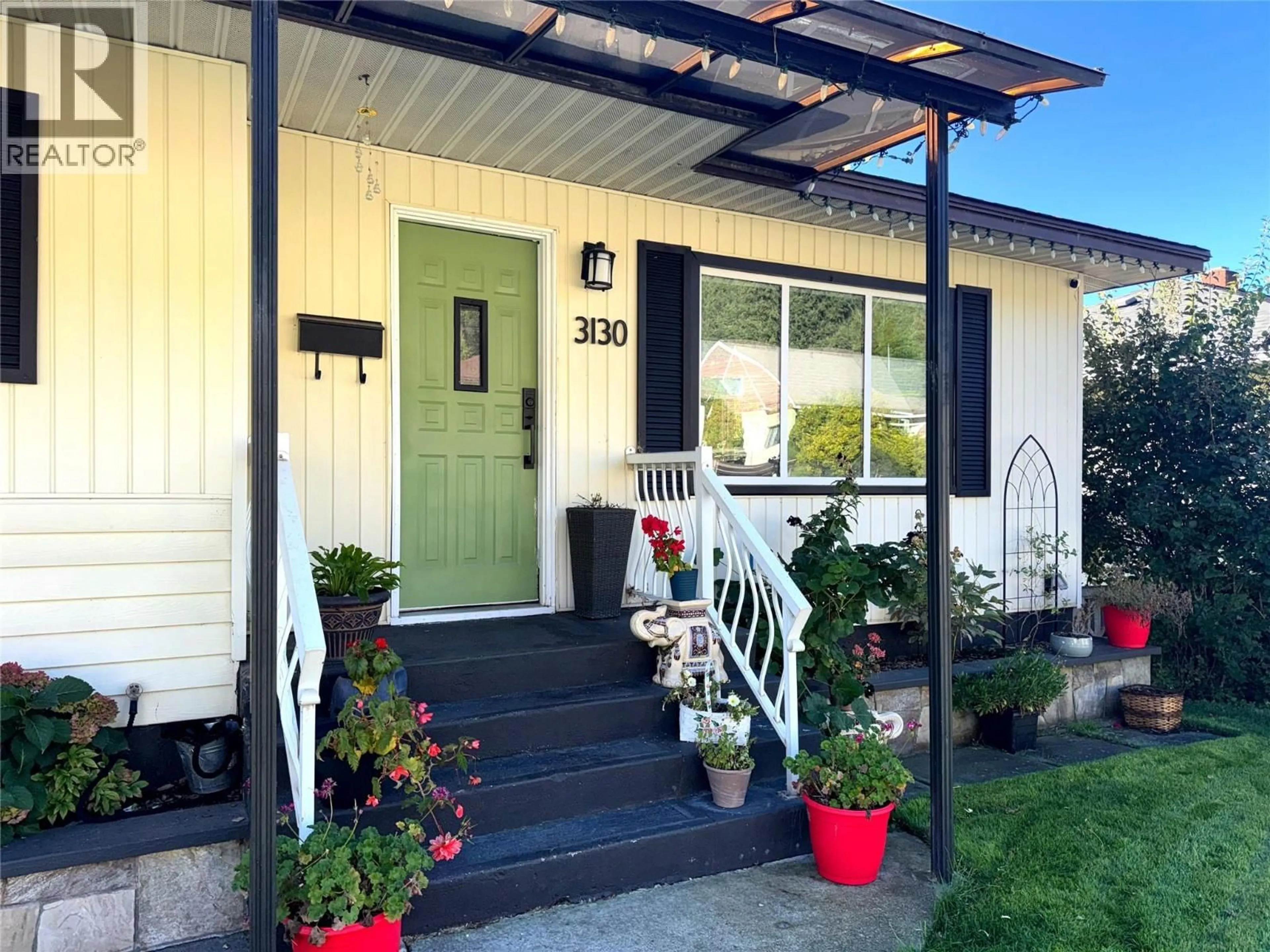 Home with vinyl exterior material, street for 3130 IRIS CRESCENT, Trail British Columbia V1R2Y7