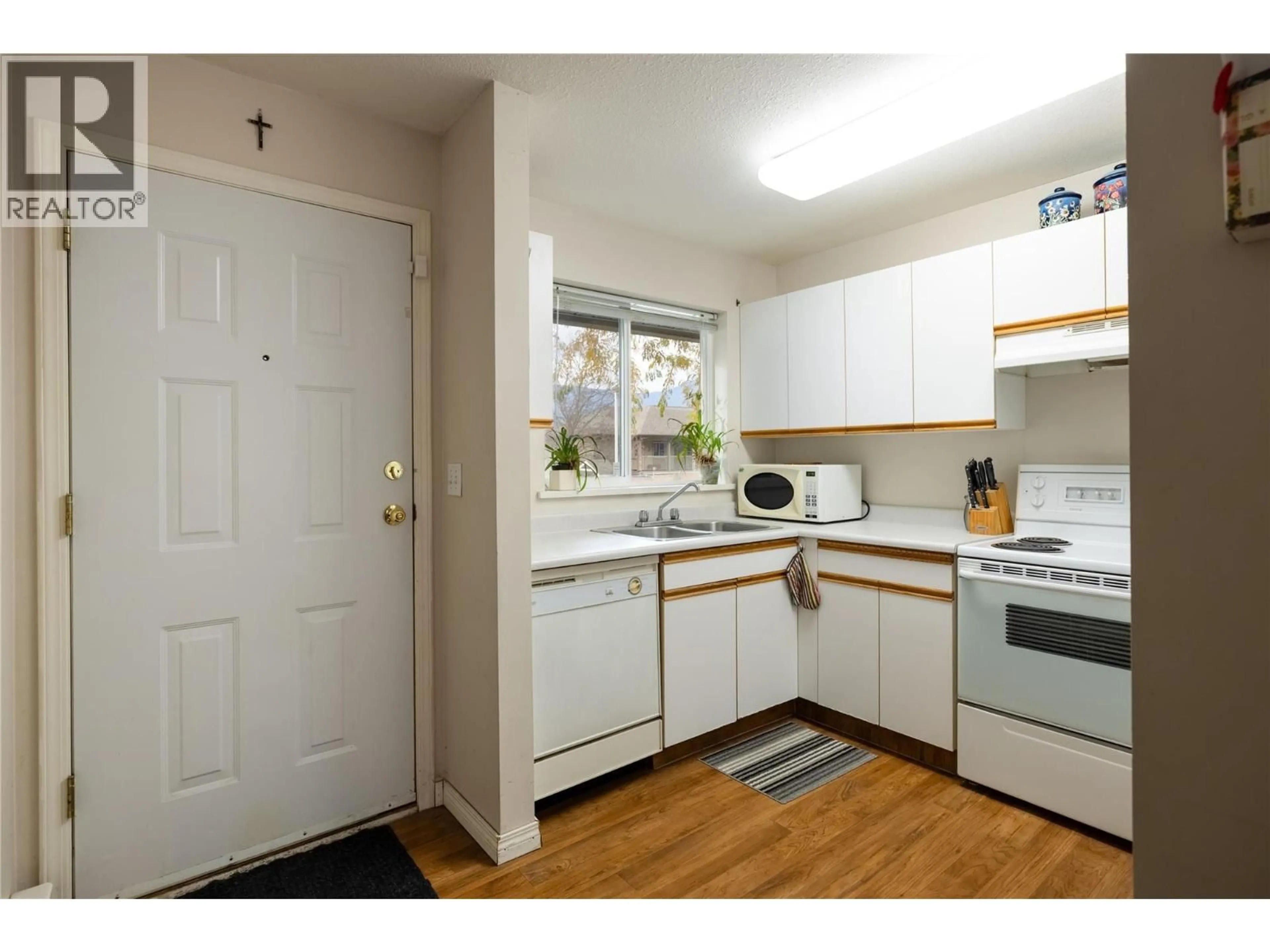 Standard kitchen, unknown for 103 - 831 2ND STREET SOUTHEAST, Salmon Arm British Columbia V1E1S6