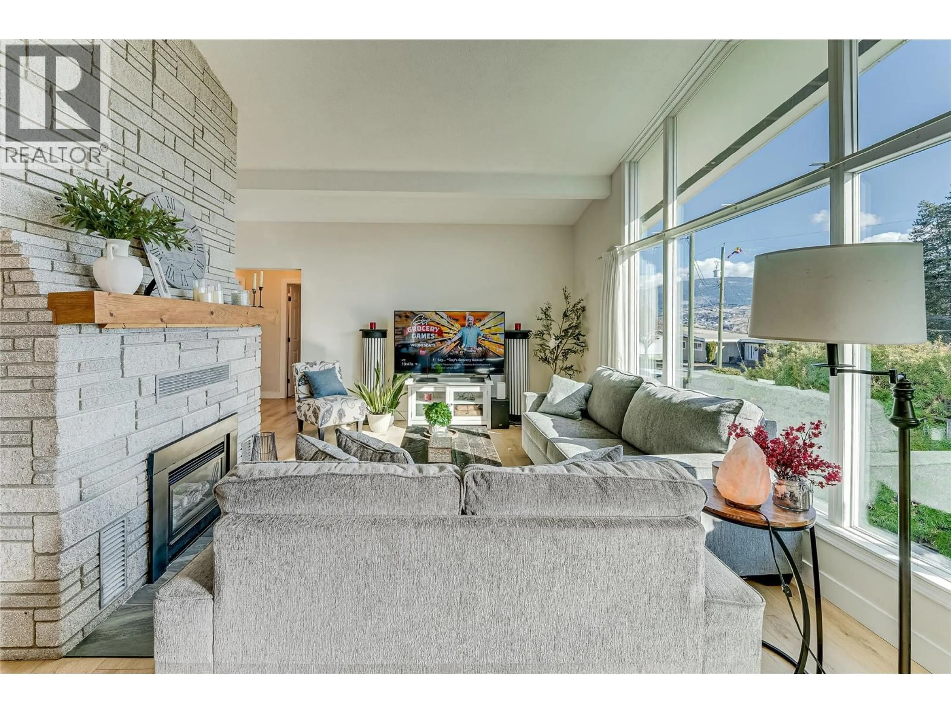 Living room with furniture, unknown for 8700 LAKEVIEW DRIVE, Coldstream British Columbia V1B1W3