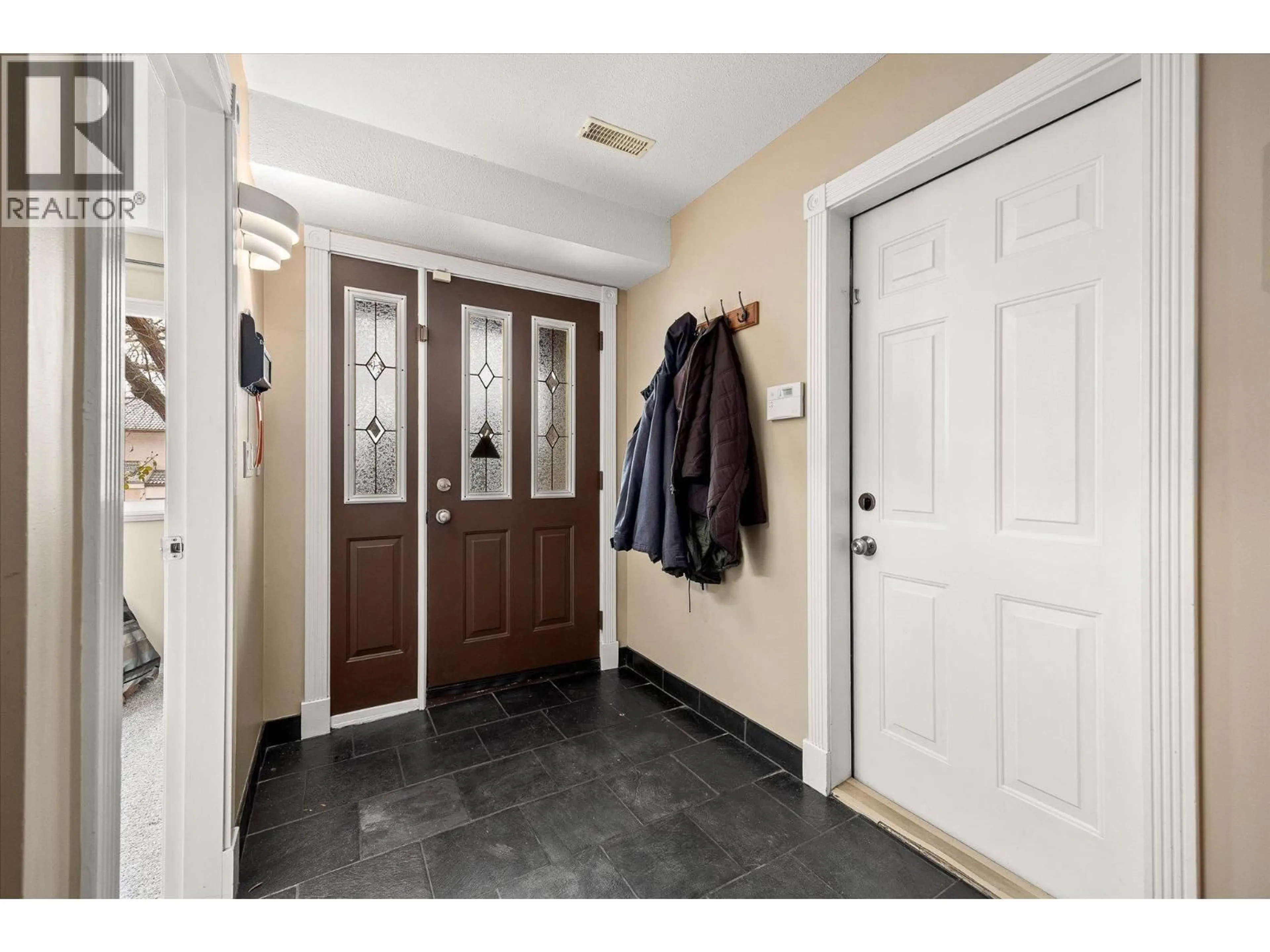 Indoor entryway for 2014 SOUTHVIEW AVENUE, Kelowna British Columbia V1V1S9