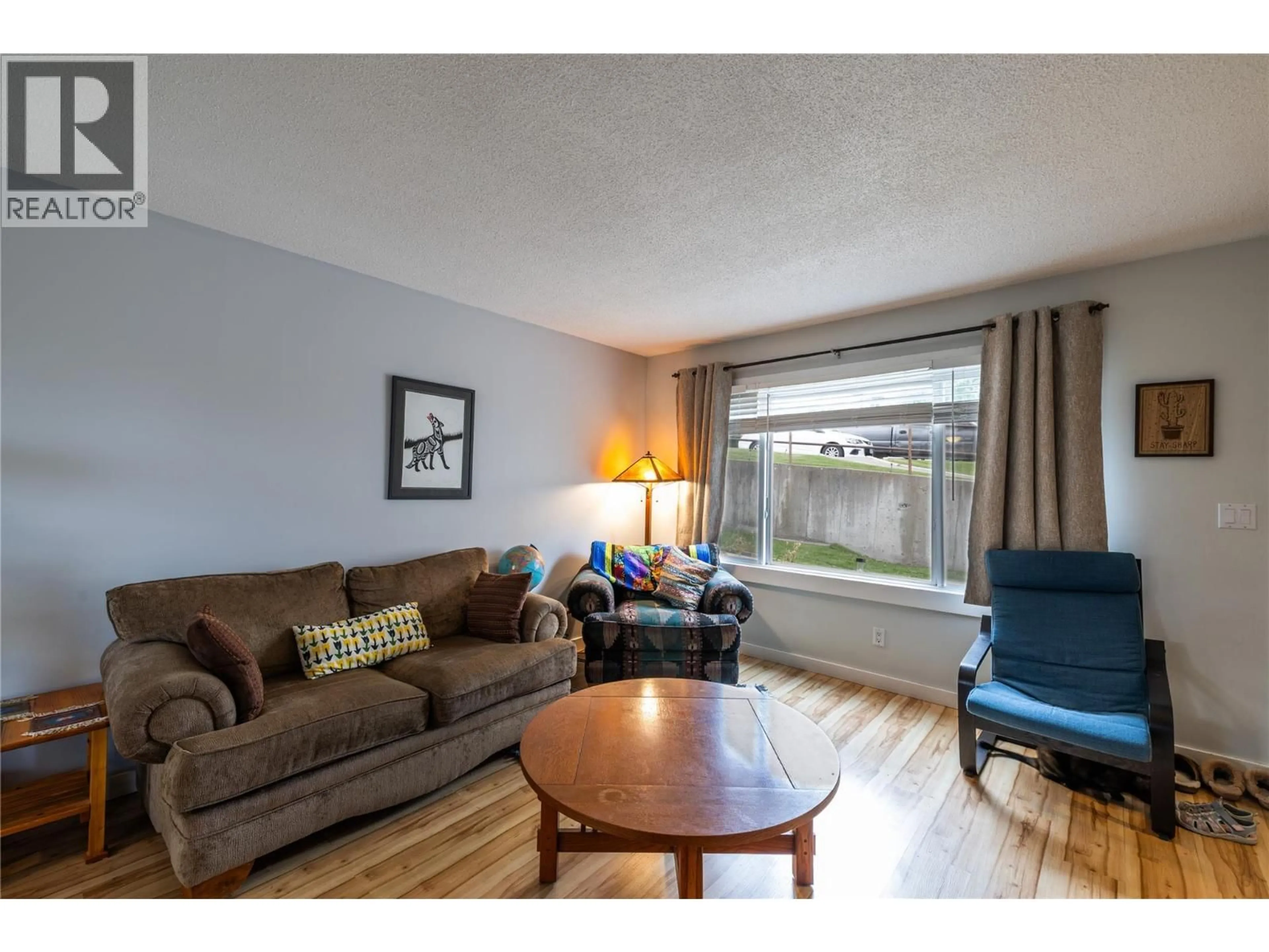 Living room with furniture, wood/laminate floor for 75 - 1605 SUMMIT DRIVE, Kamloops British Columbia V2E2A5