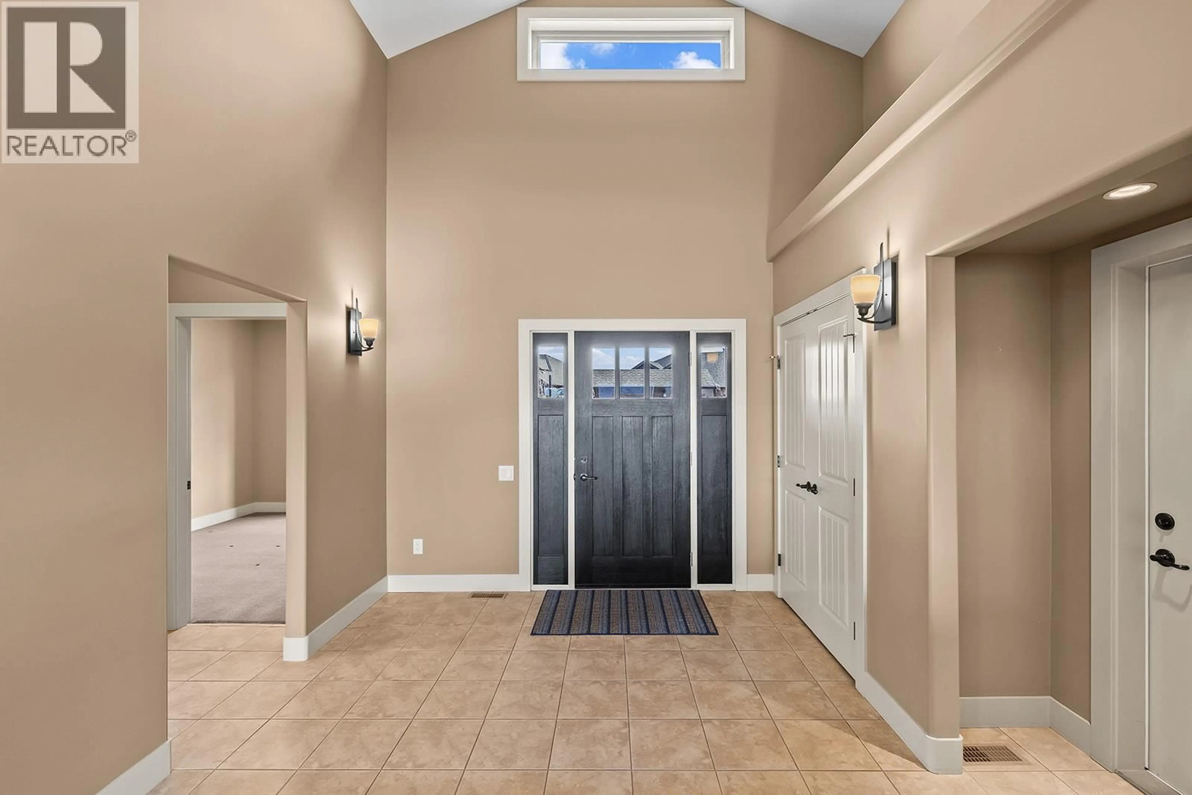 Indoor entryway for 3 - 2450 SELKIRK DRIVE, Kelowna British Columbia V1V2Z5