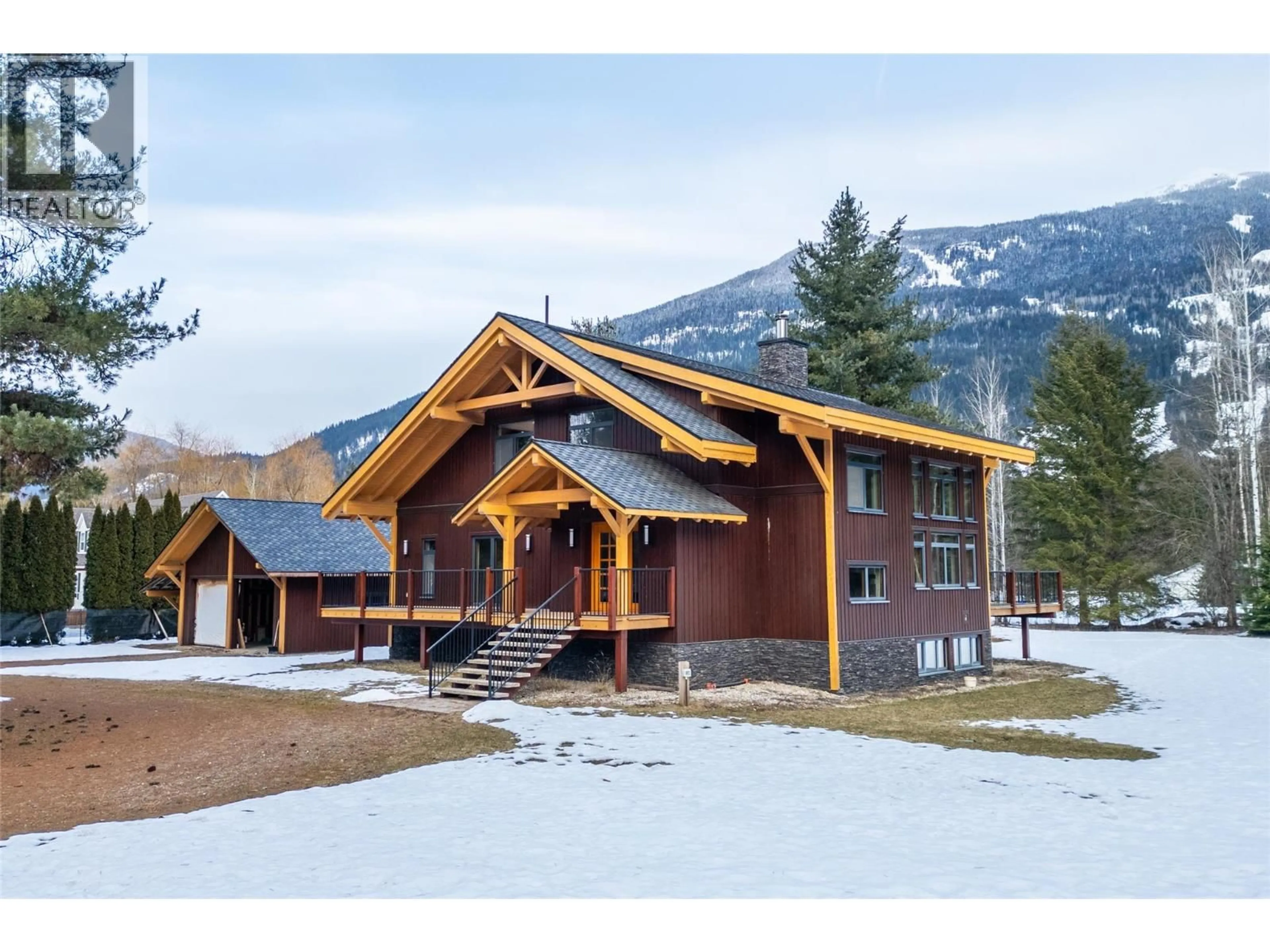 Indoor foyer for 3266 AIRPORT WAY, Revelstoke British Columbia V0E2S3