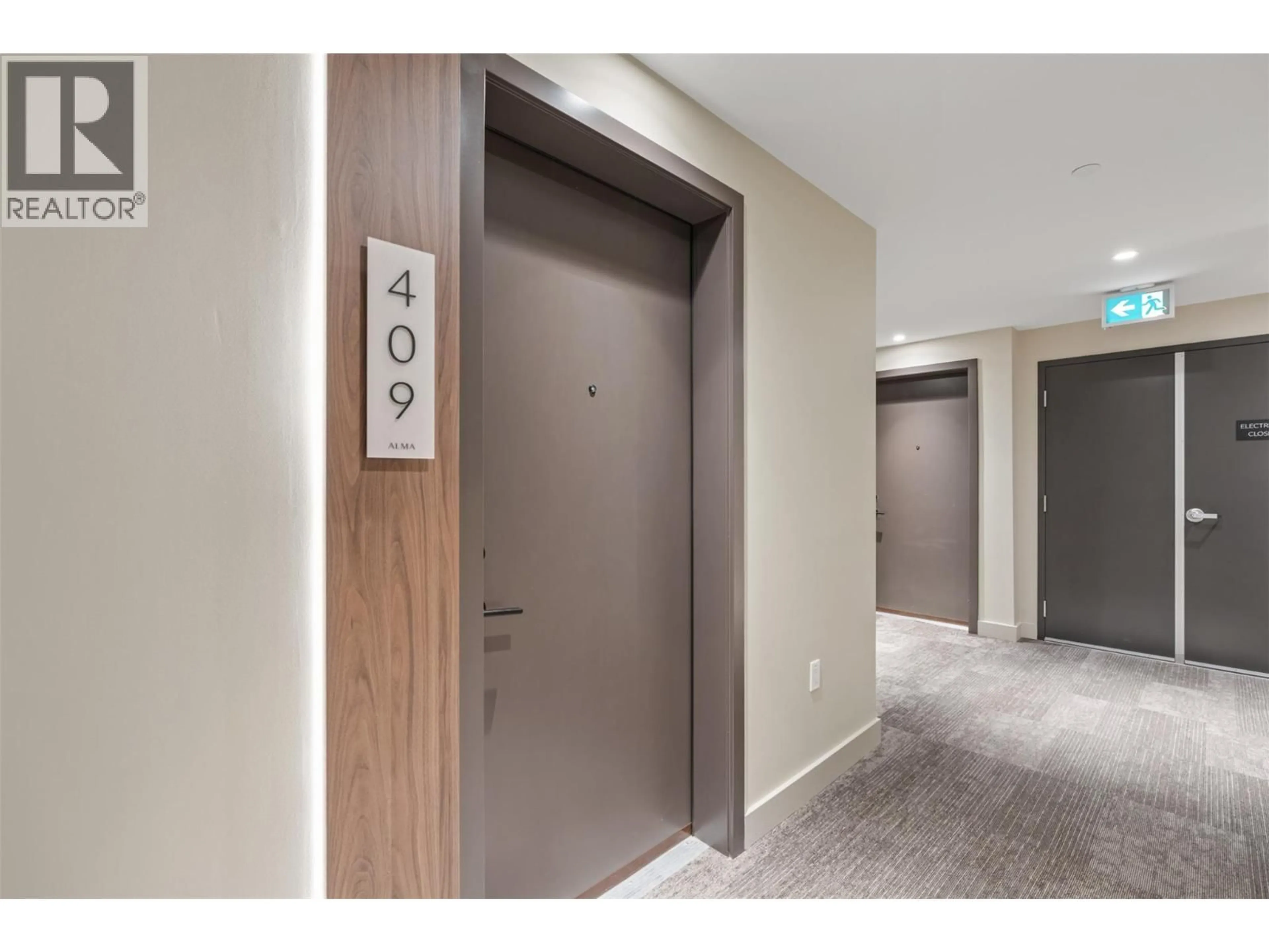 Indoor foyer for 409 - 3051 ABBOTT STREET, Kelowna British Columbia V1Y1G9