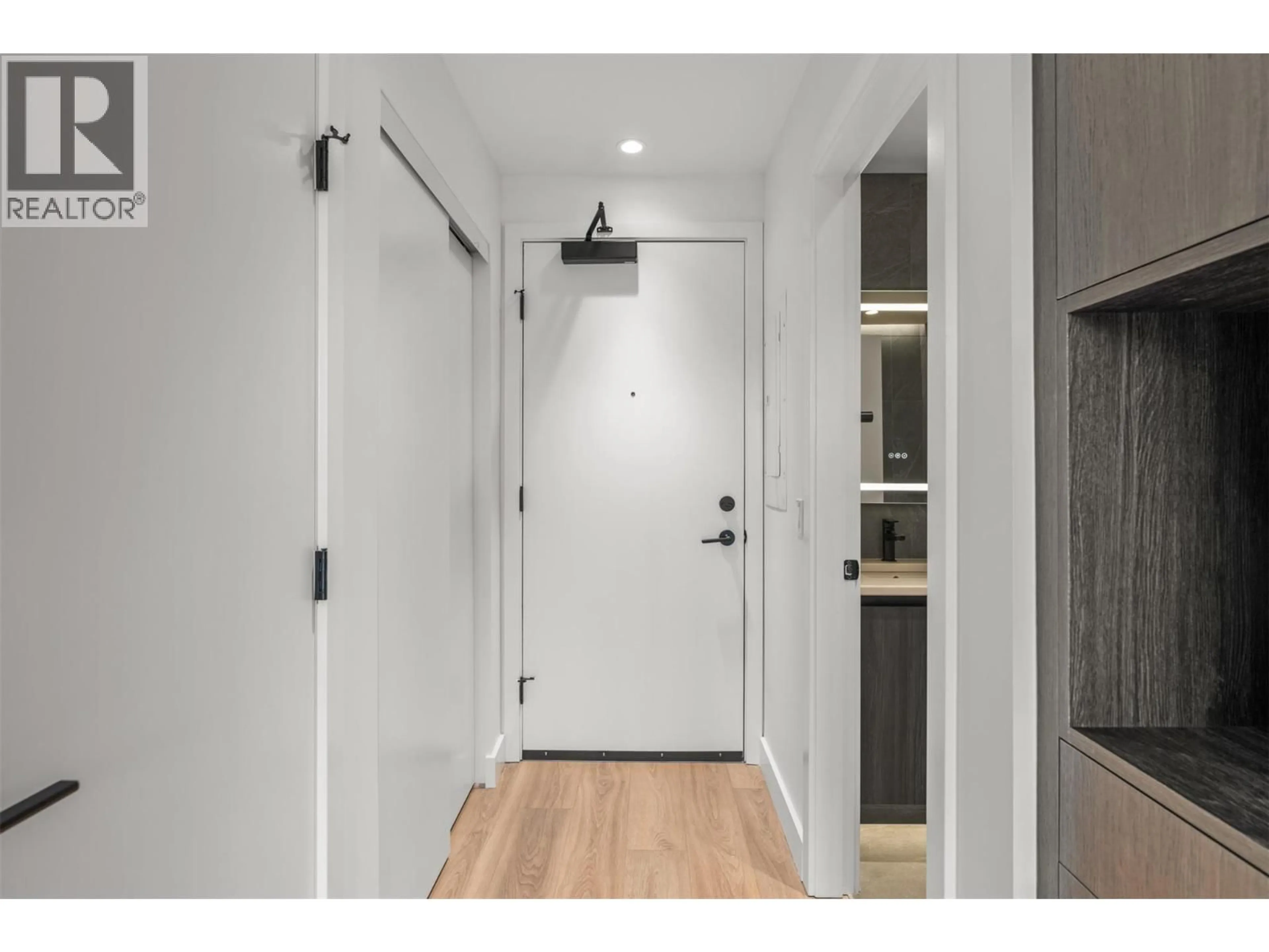 Indoor entryway for 409 - 3051 ABBOTT STREET, Kelowna British Columbia V1Y1G9