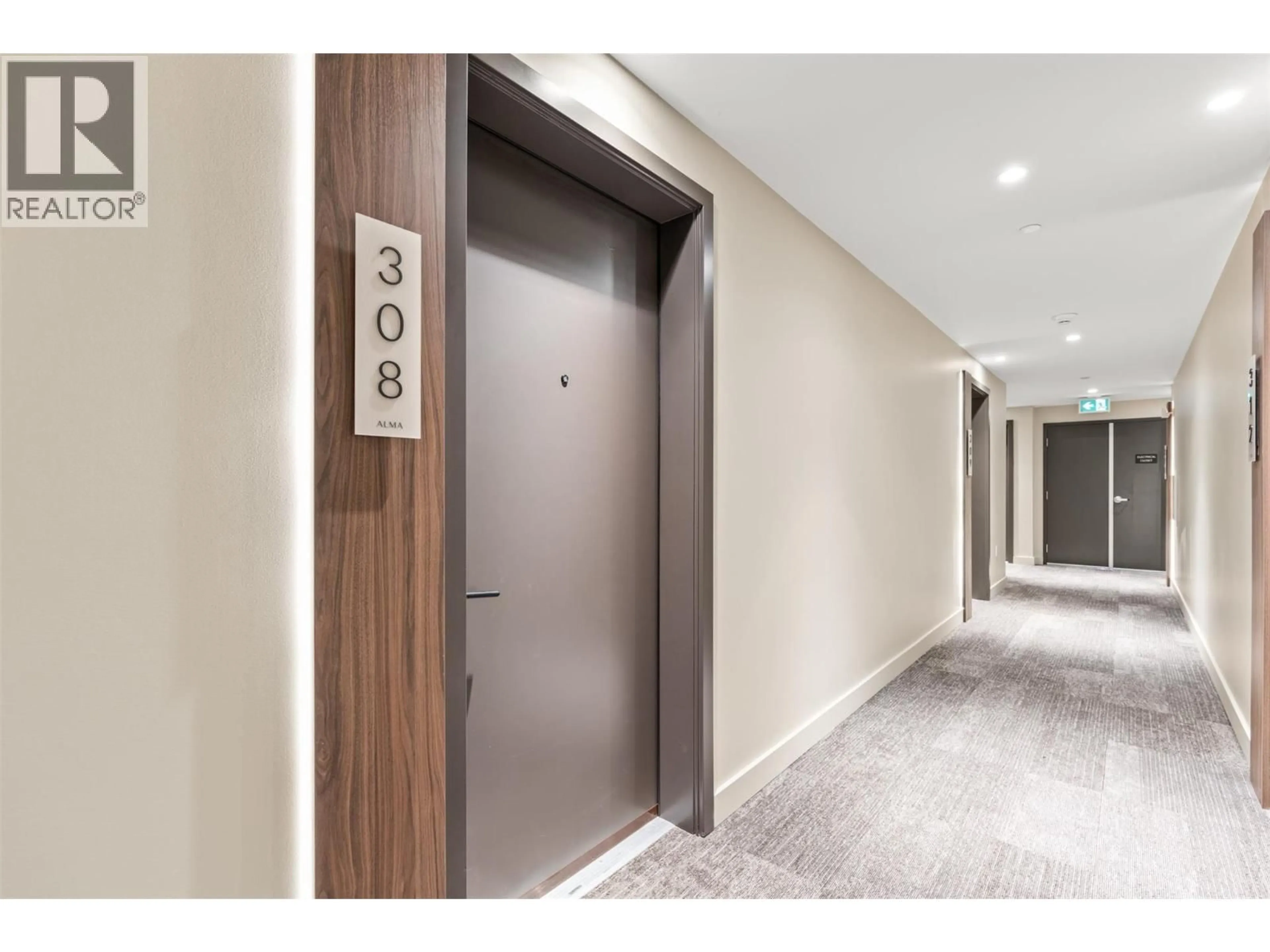 Indoor foyer for 308 - 3051 ABBOTT STREET, Kelowna British Columbia V1Y1G9