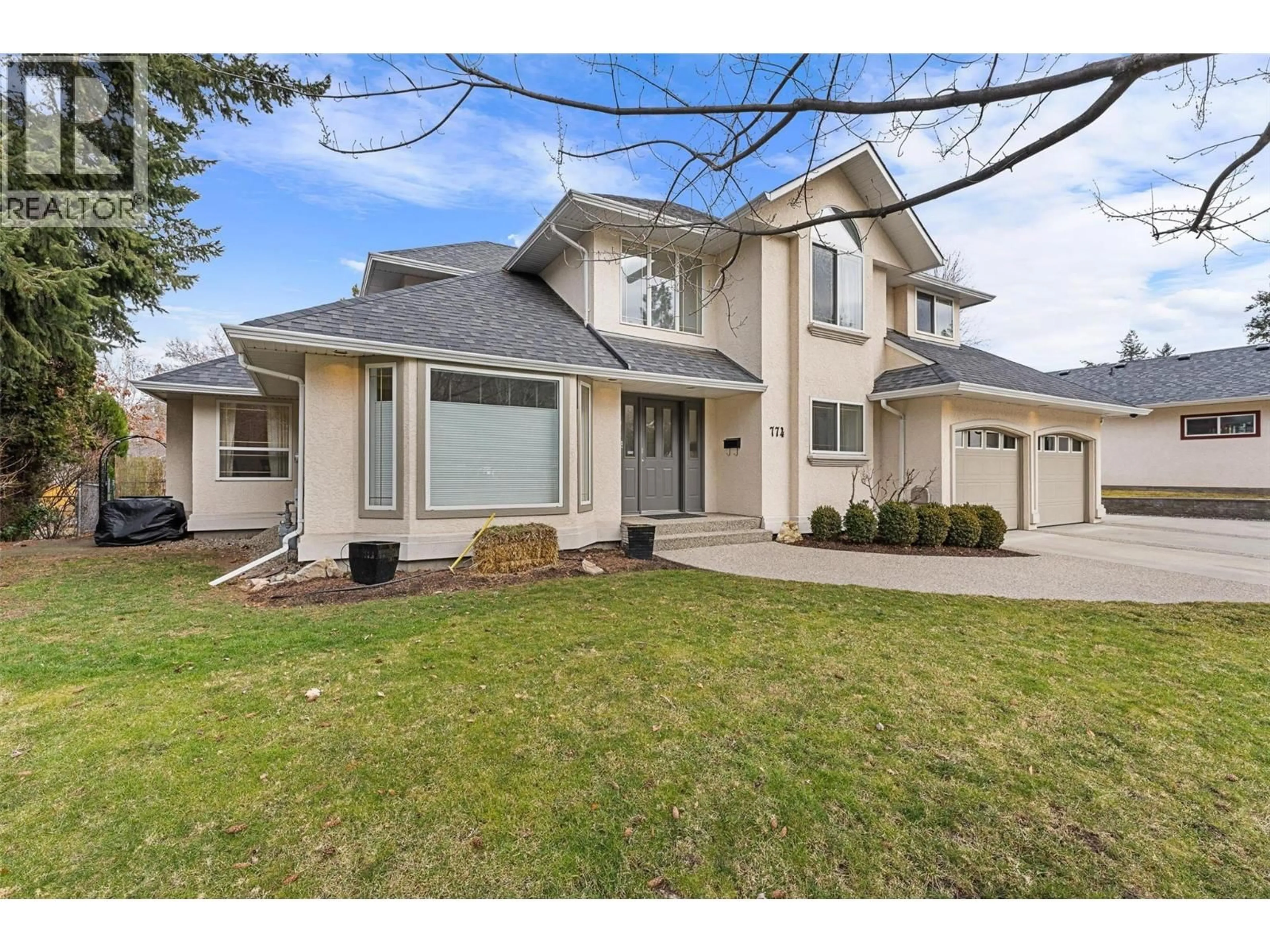 Home with vinyl exterior material, street for 774 VARNEY COURT, Kelowna British Columbia V1W3Z2