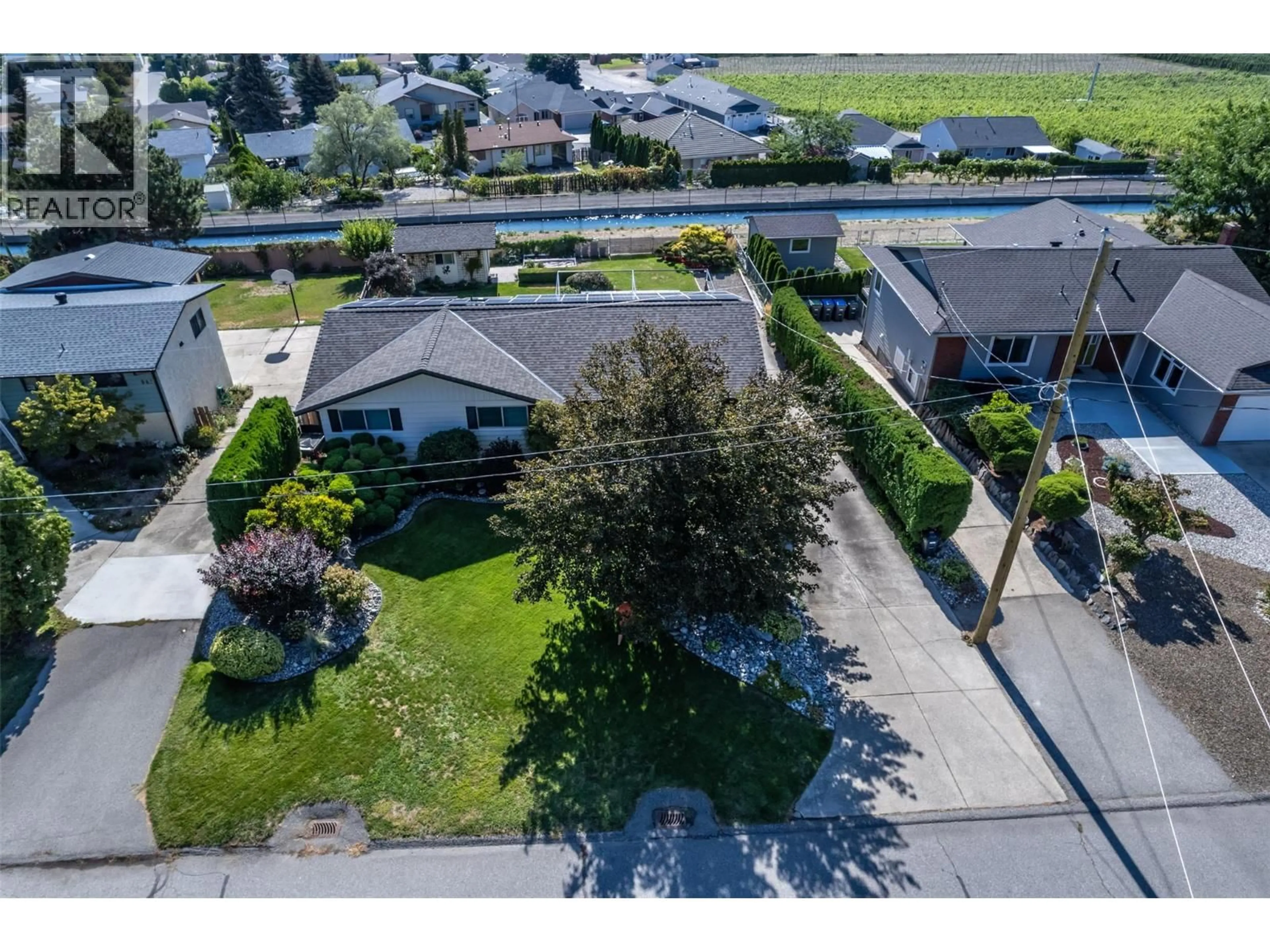 A pic from outside/outdoor area/front of a property/back of a property/a pic from drone, street for 949 PANORAMA CRESCENT, Oliver British Columbia V0H1T6