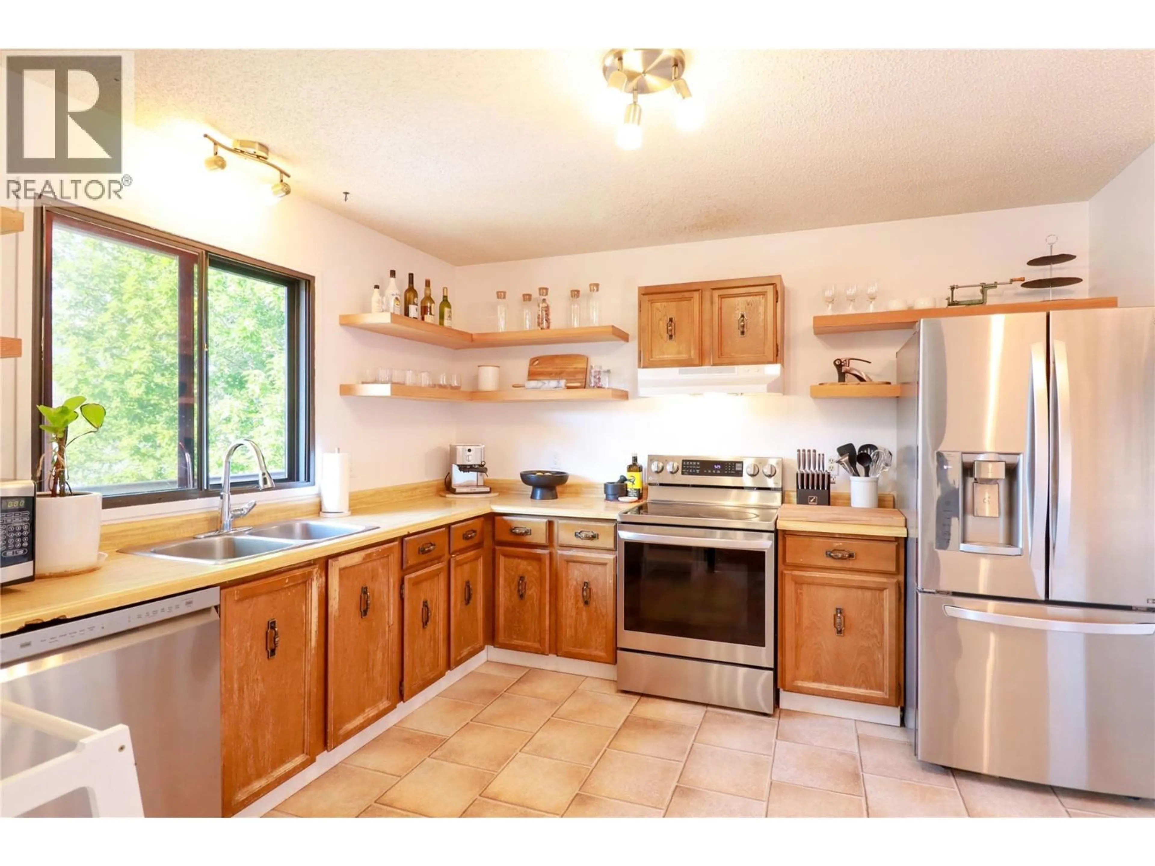 Standard kitchen, ceramic/tile floor for 115 PHOENIX AVENUE, Penticton British Columbia V2A2Z6
