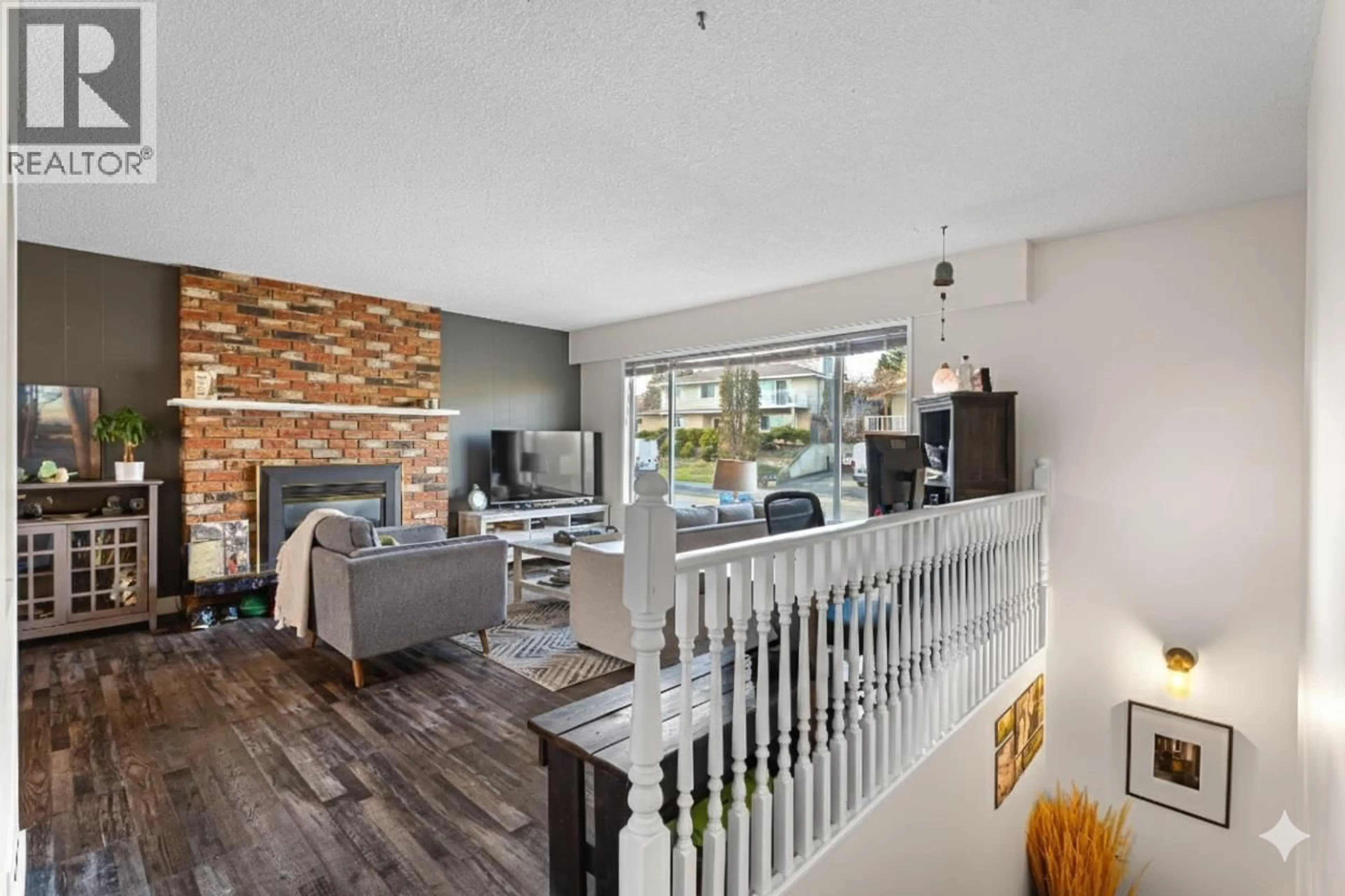 Living room with furniture, wood/laminate floor for 1616 HILLCREST AVENUE, Kamloops British Columbia V2B7P8