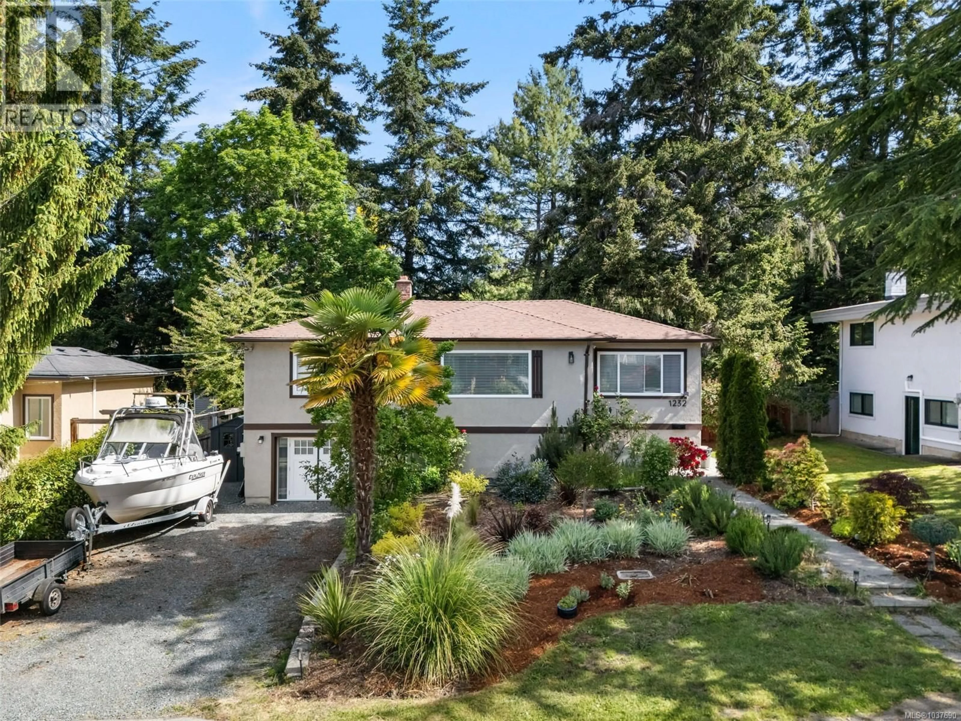 Home with vinyl exterior material, street for 1232 PEARCE CRESCENT, Saanich British Columbia V8X3S9
