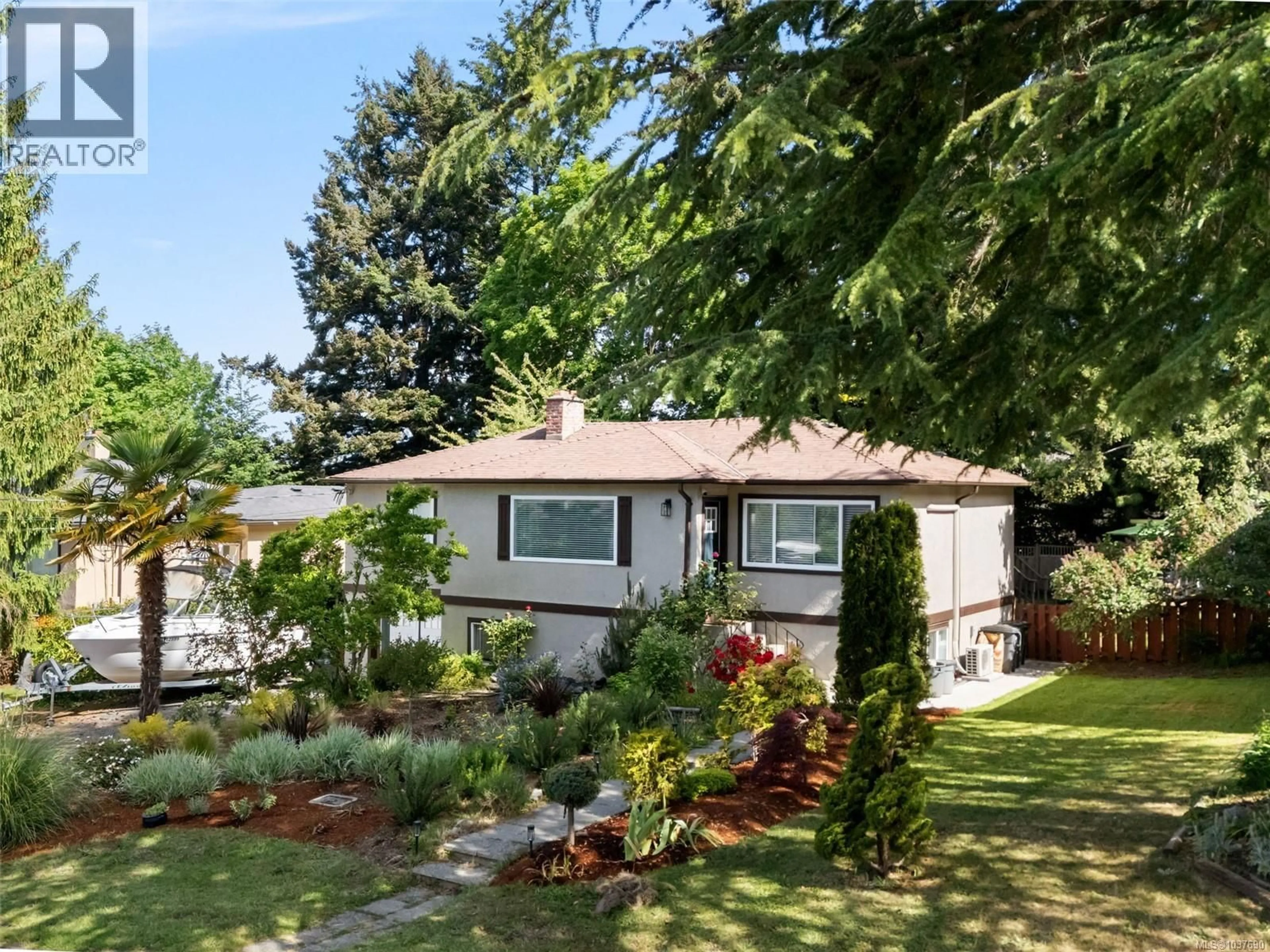 Home with vinyl exterior material, street for 1232 PEARCE CRESCENT, Saanich British Columbia V8X3S9