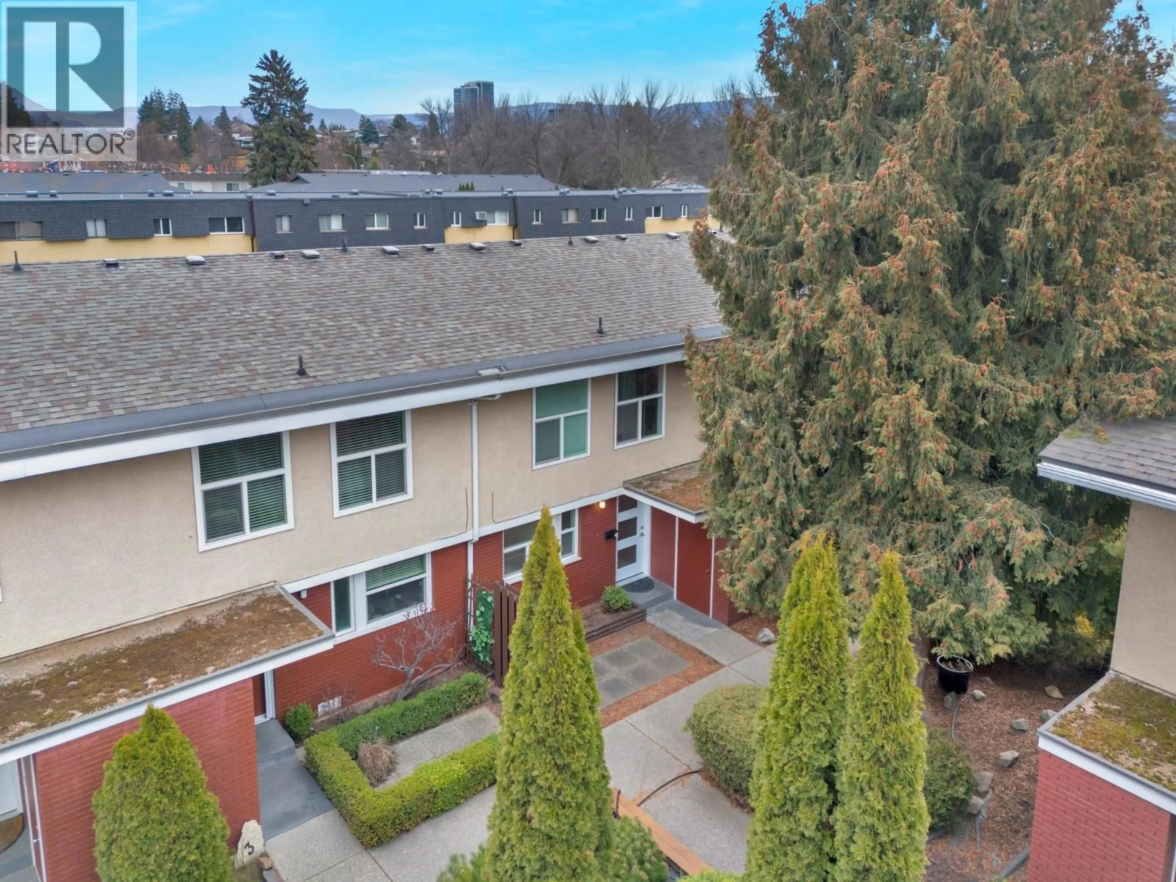 A pic from outside/outdoor area/front of a property/back of a property/a pic from drone, unknown for 4 - 1255 BERNARD AVENUE, Kelowna British Columbia V1Y6R3