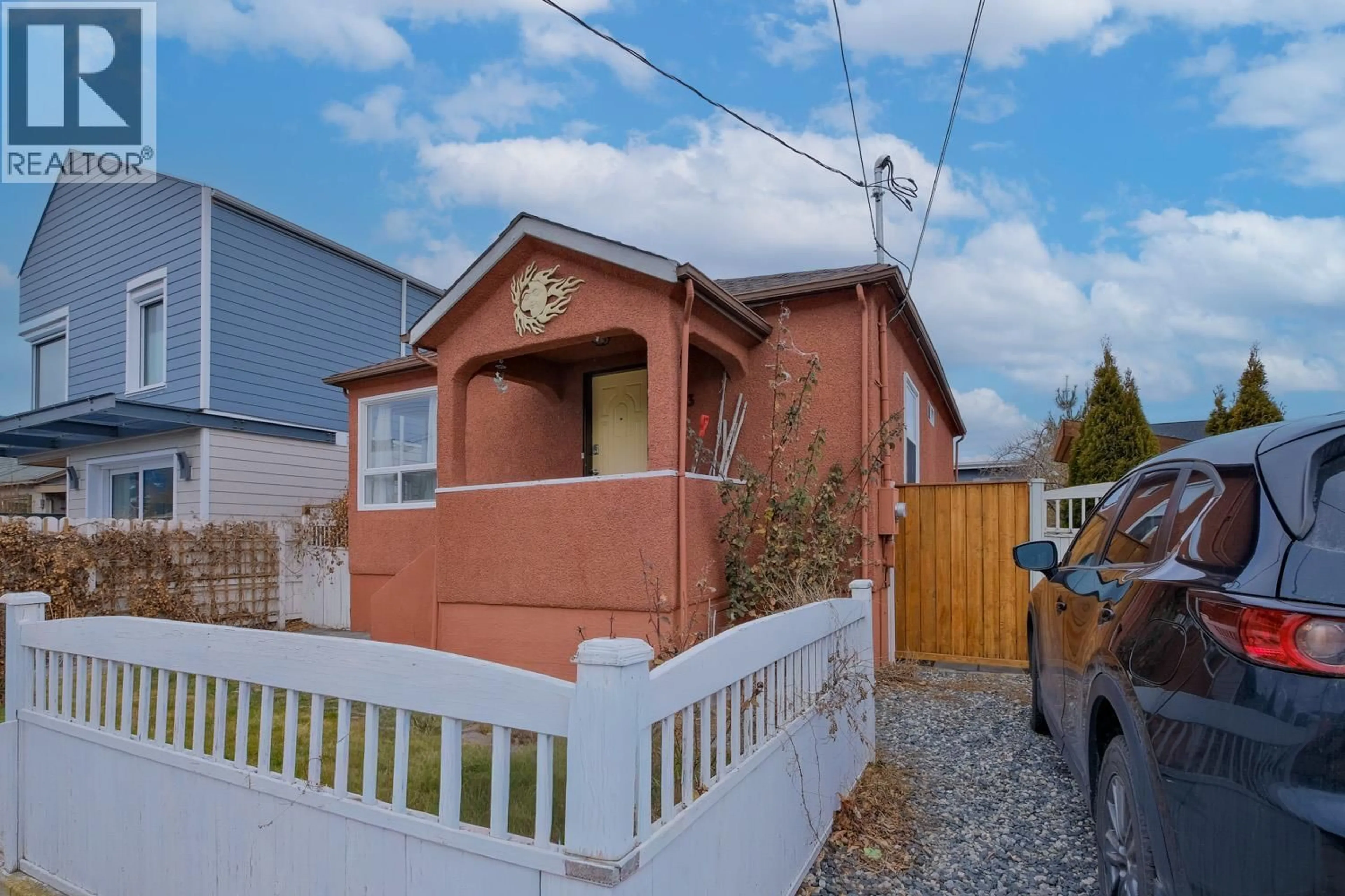 A pic from outside/outdoor area/front of a property/back of a property/a pic from drone, street for 433 HEALES AVENUE, Penticton British Columbia V2A1G5