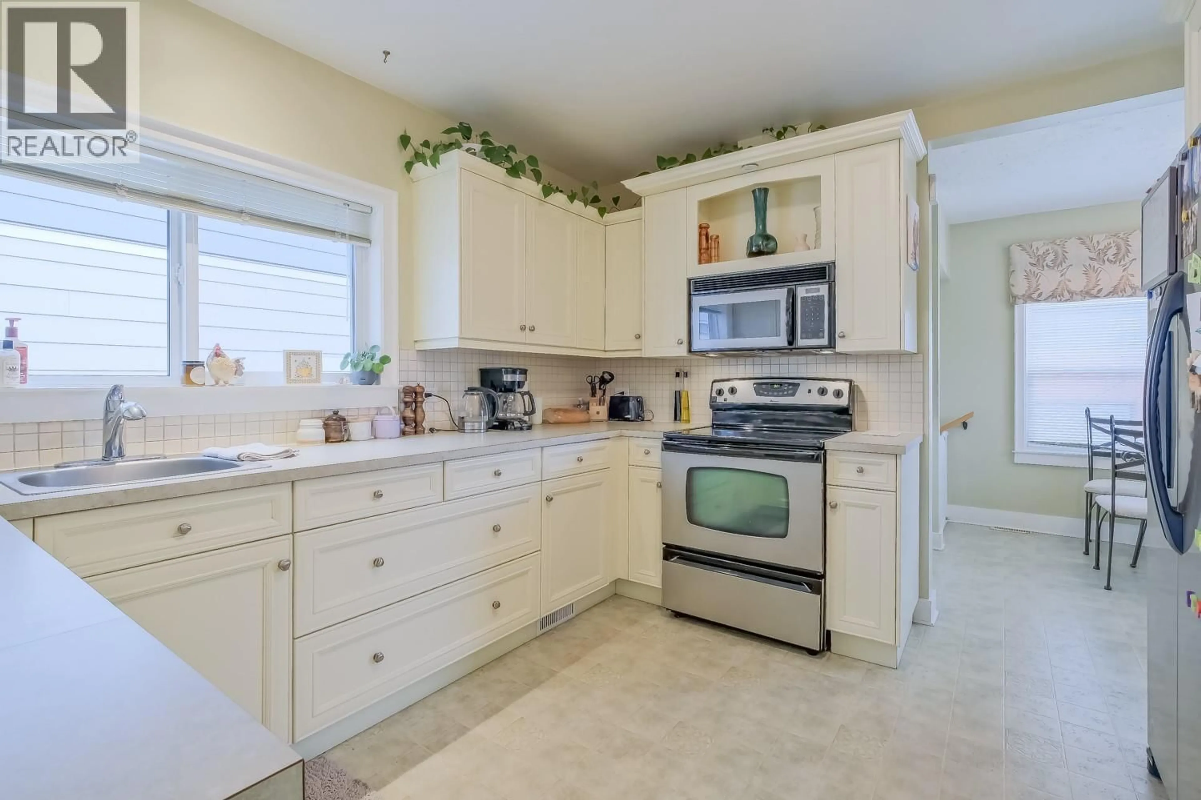 Standard kitchen, ceramic/tile floor for 433 HEALES AVENUE, Penticton British Columbia V2A1G5