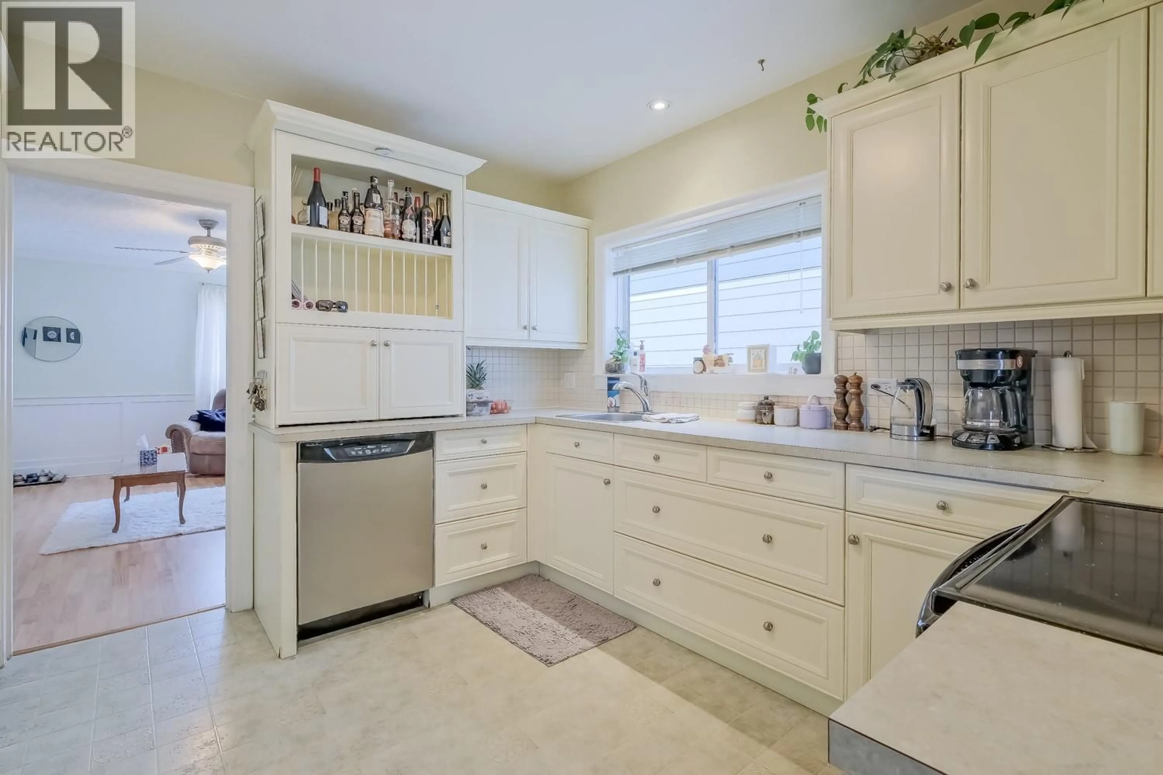 Open concept kitchen, ceramic/tile floor for 433 HEALES AVENUE, Penticton British Columbia V2A1G5