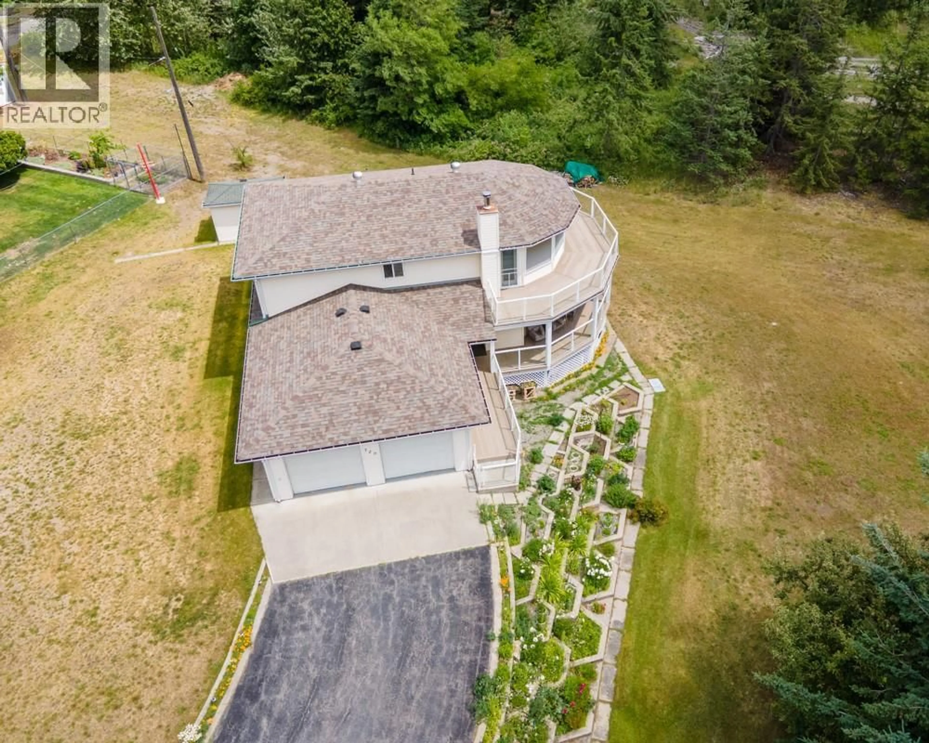 A pic from outside/outdoor area/front of a property/back of a property/a pic from drone, unknown for 720 2ND STREET, Kaslo British Columbia V0G1M0