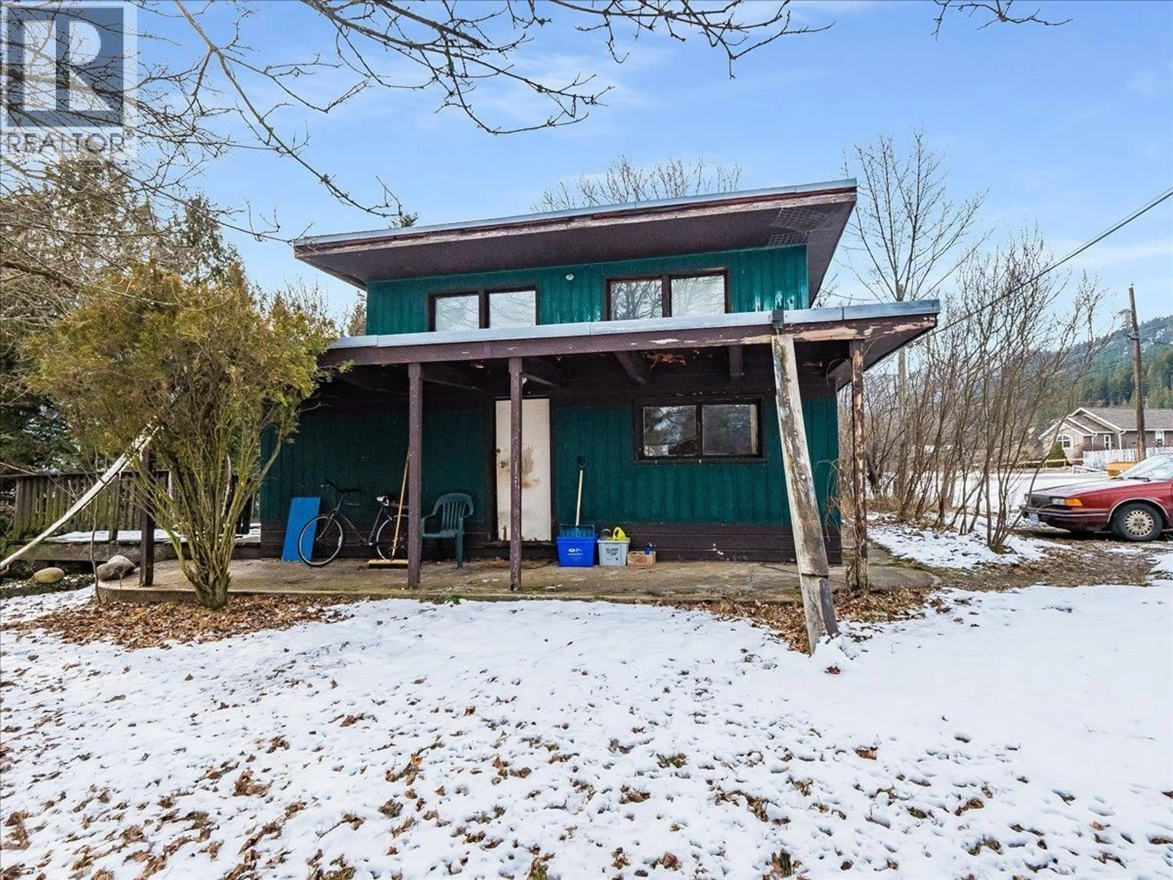 A pic from outside/outdoor area/front of a property/back of a property/a pic from drone, building for 2962 CHARLESTON AVENUE, Castlegar British Columbia V1N4V3