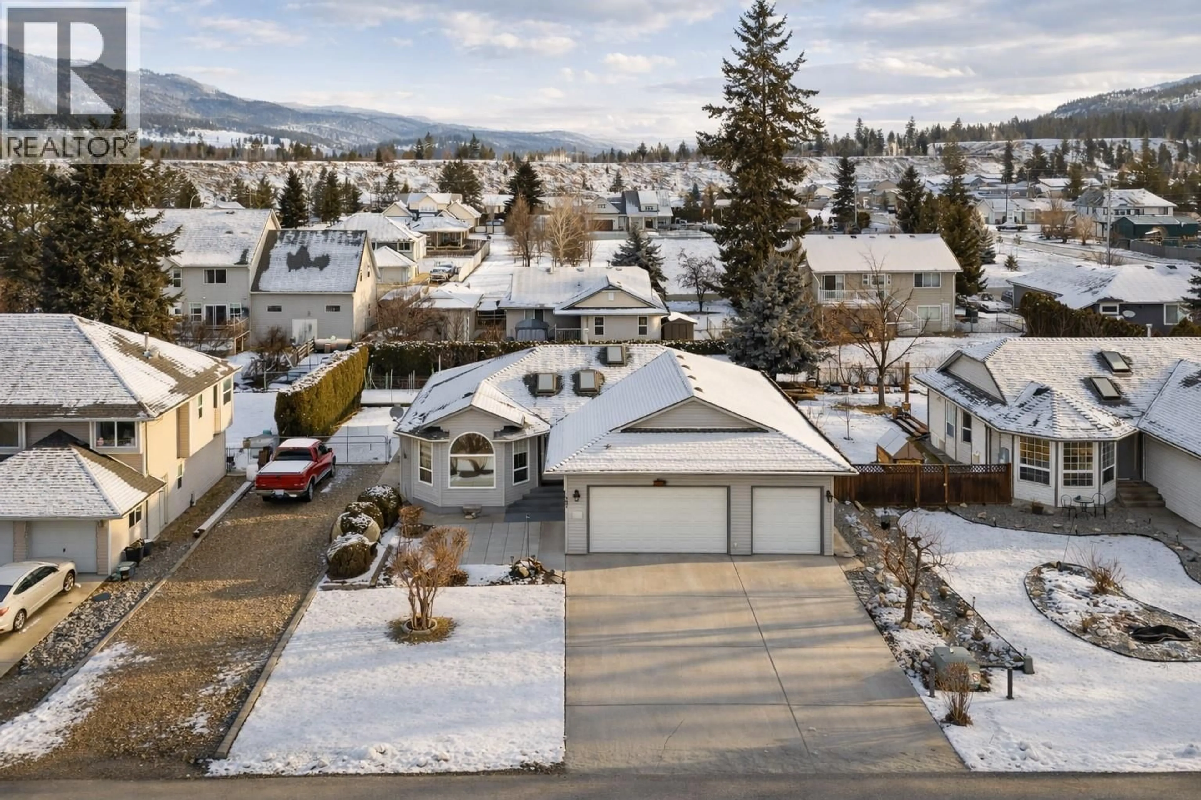 A pic from outside/outdoor area/front of a property/back of a property/a pic from drone, mountain view for 381 ROBIN DRIVE, Barriere British Columbia V0E1E0