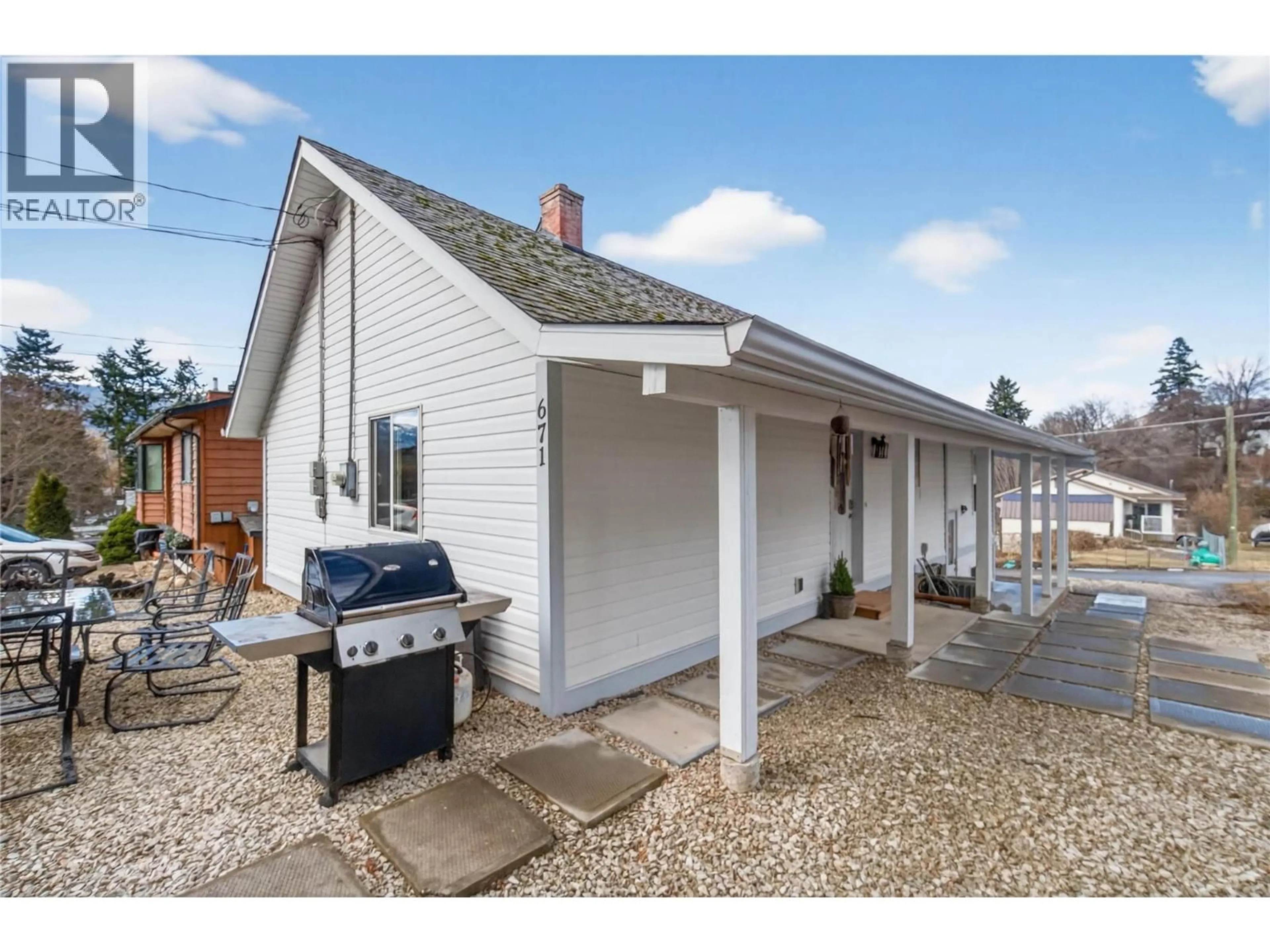 Home with vinyl exterior material, street for 671 1 AVENUE SOUTHEAST, Salmon Arm British Columbia V1E1G7