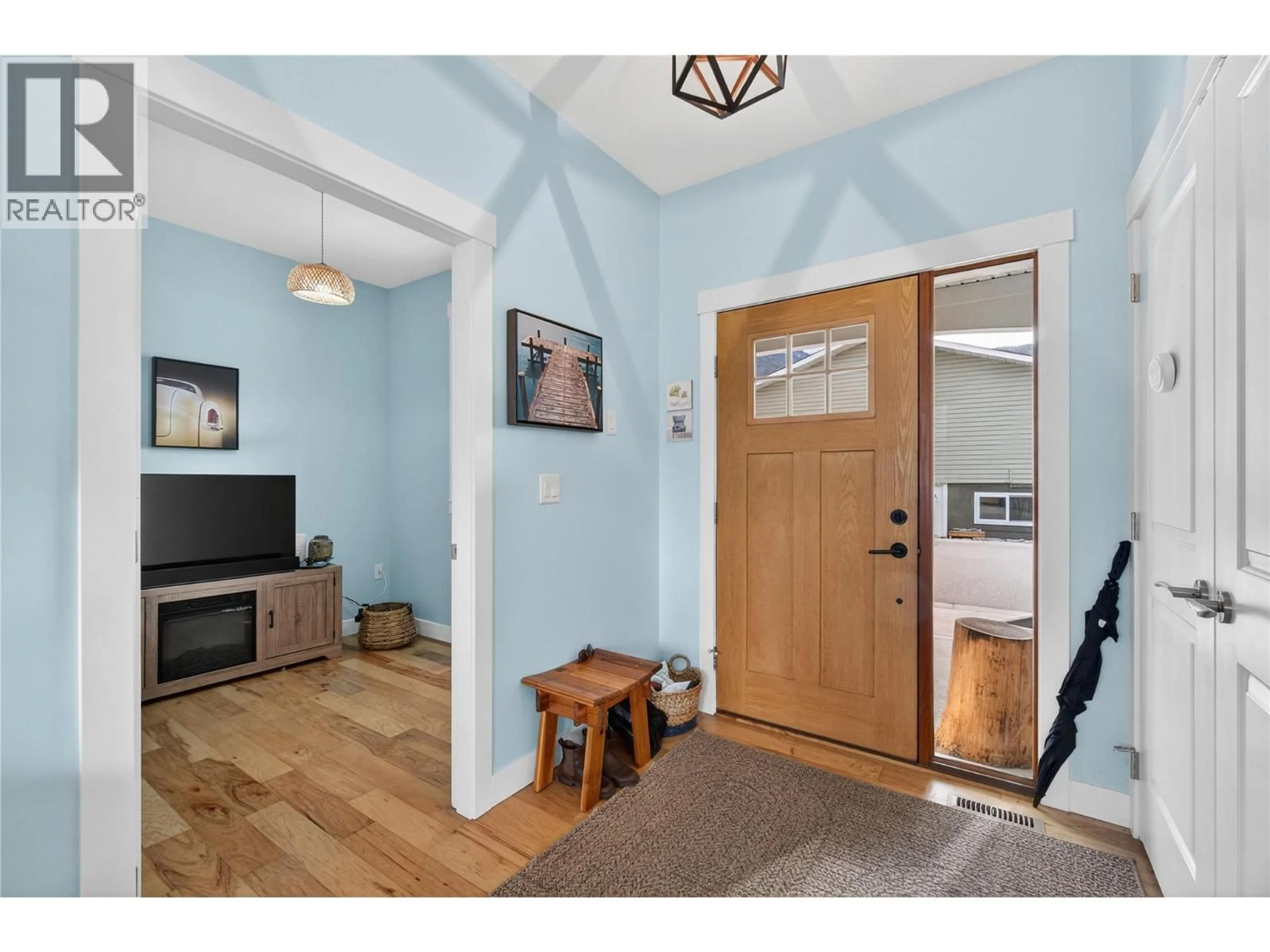 Indoor entryway for 1 - 1330 10 STREET SOUTHWEST, Salmon Arm British Columbia V1E0E4