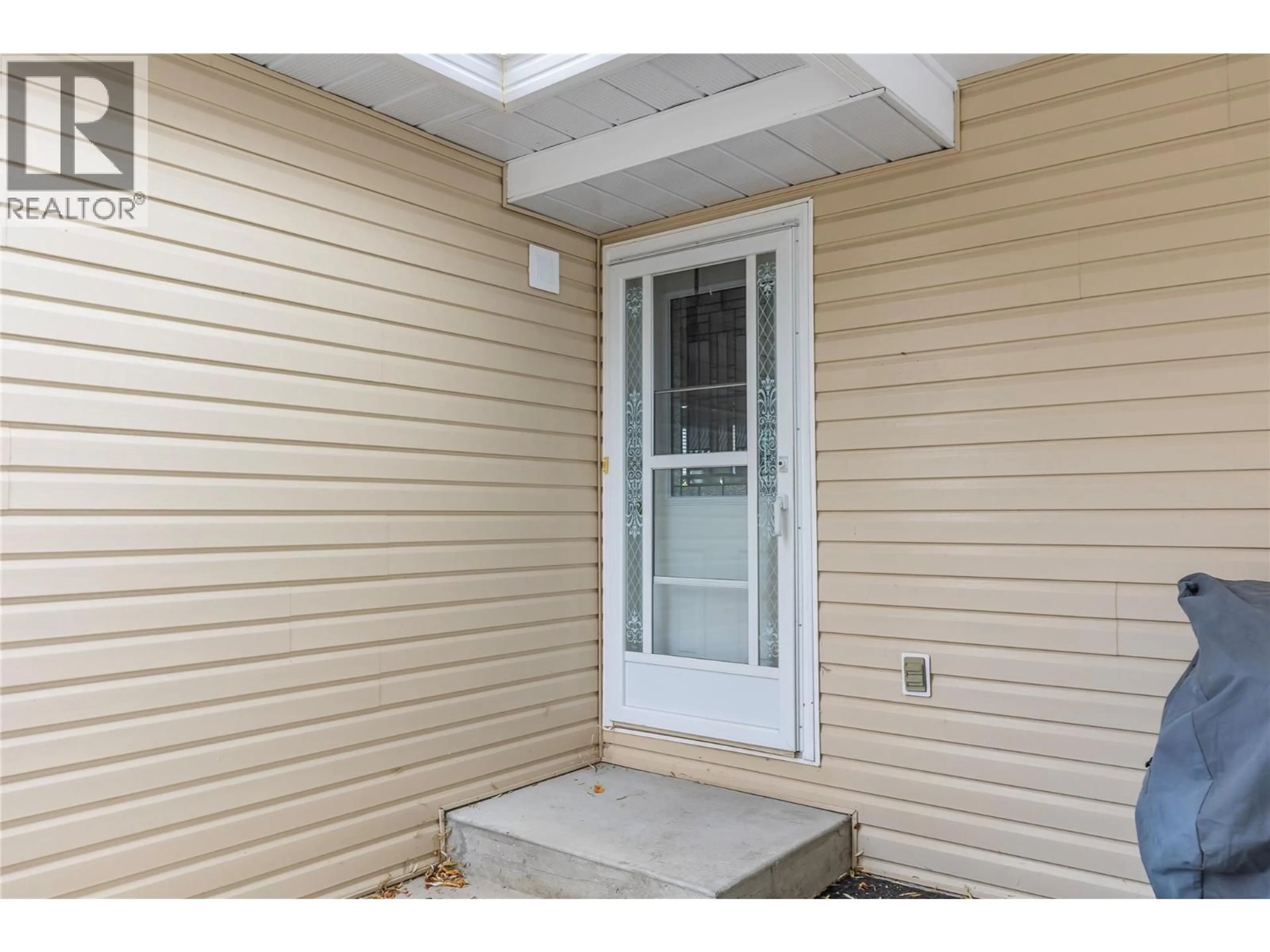 Indoor entryway for 6427 SPENCER ROAD, Kelowna British Columbia V1X7T6