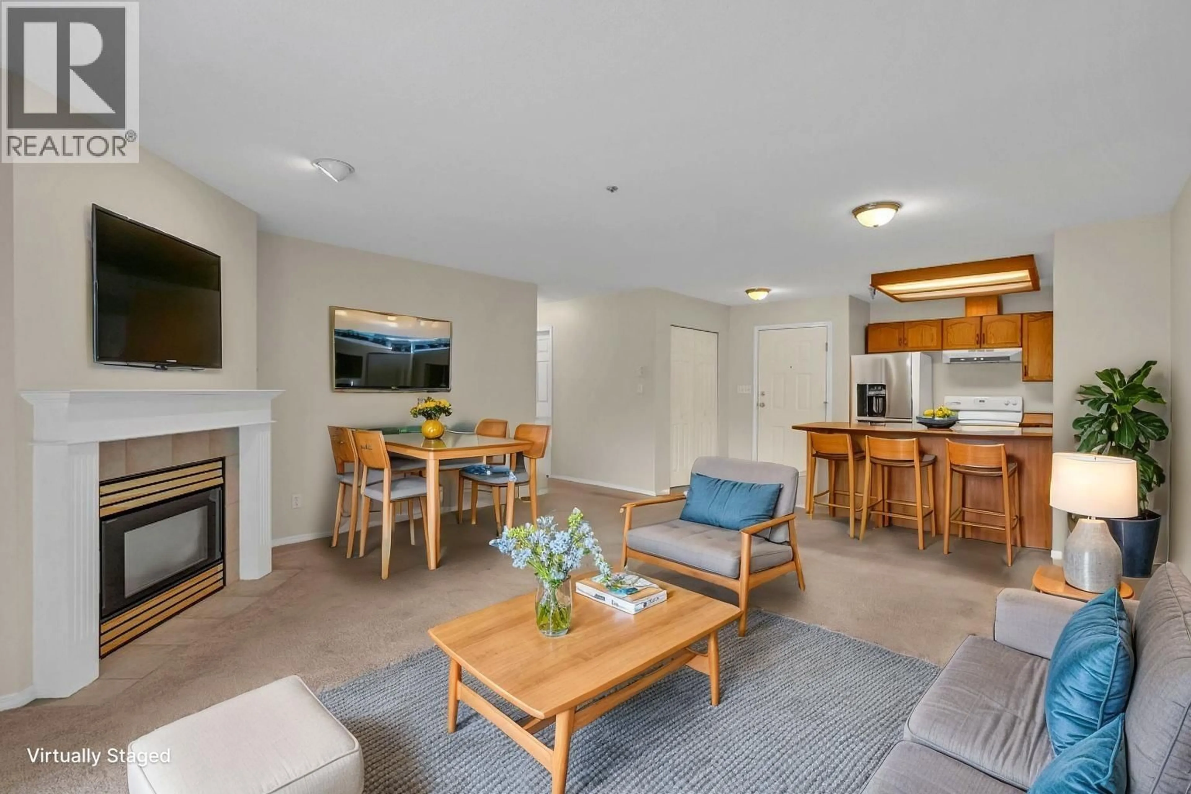 Living room with furniture, unknown for 306 - 3310 SKAHA LAKE ROAD, Penticton British Columbia V2A6G4