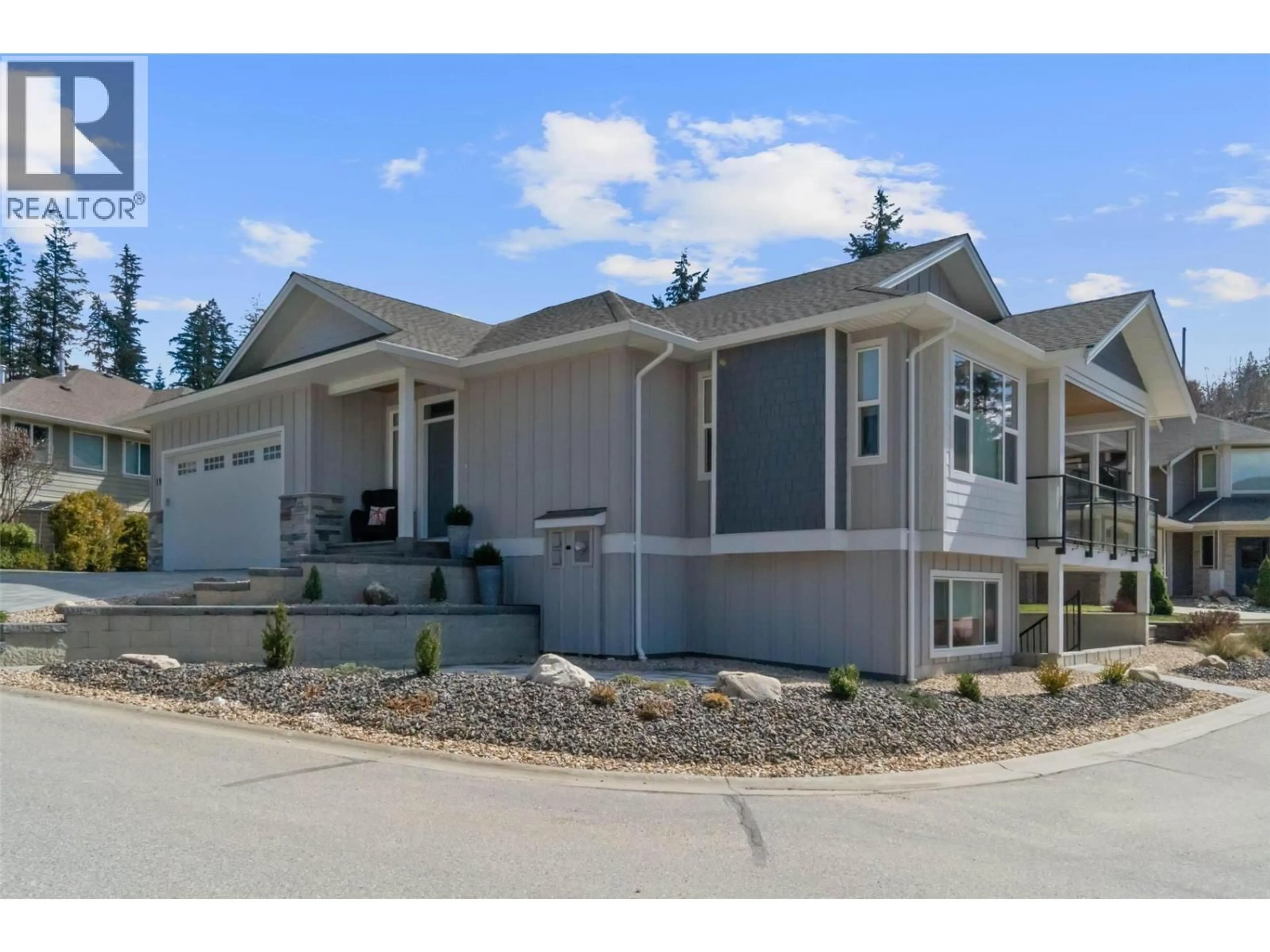 Home with vinyl exterior material, street for 19 - 1581 20 STREET NORTHEAST, Salmon Arm British Columbia V1E0A7