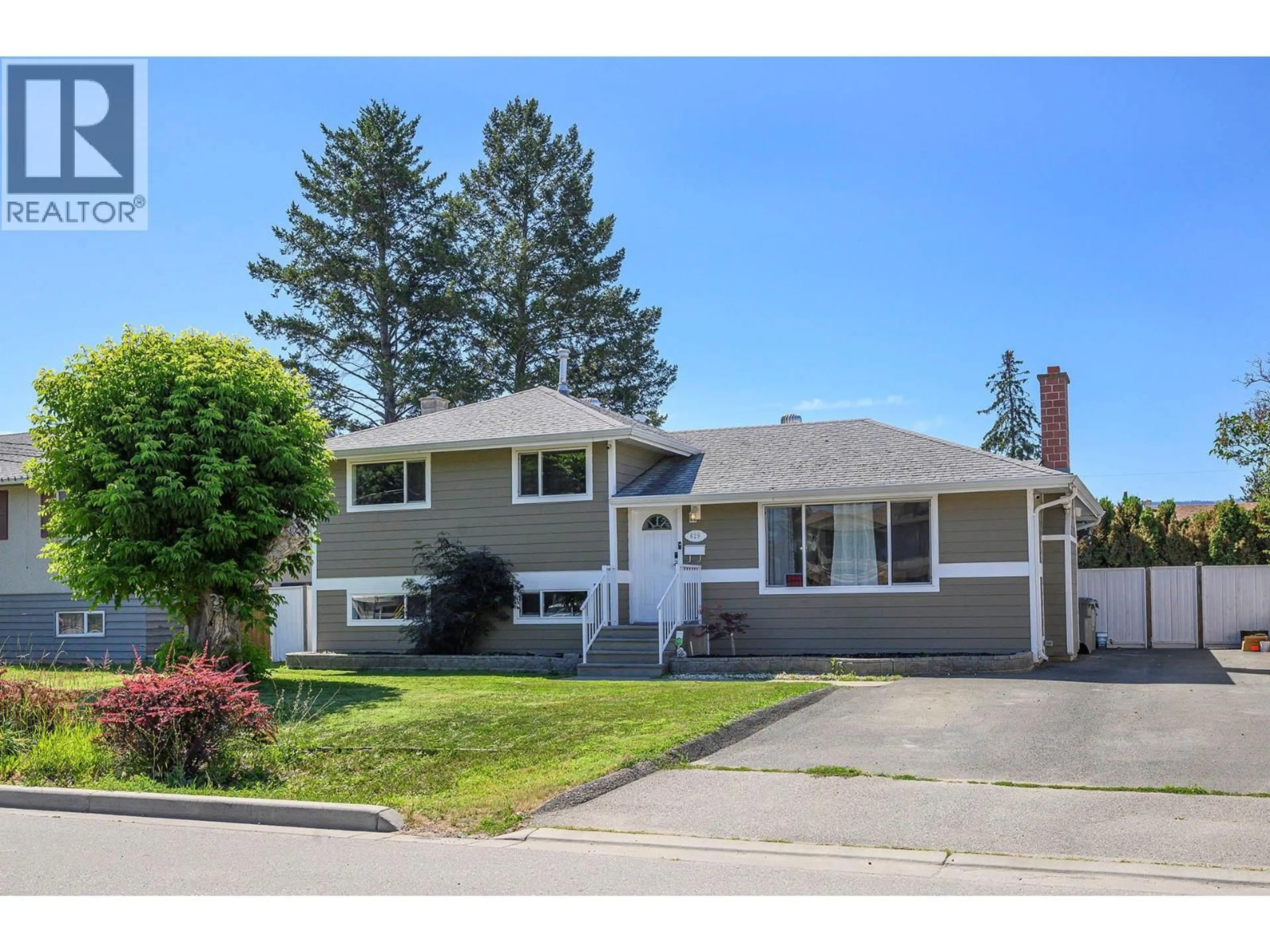 Home with vinyl exterior material, street for 629 RICHMOND AVENUE, Kamloops British Columbia V2B1T4