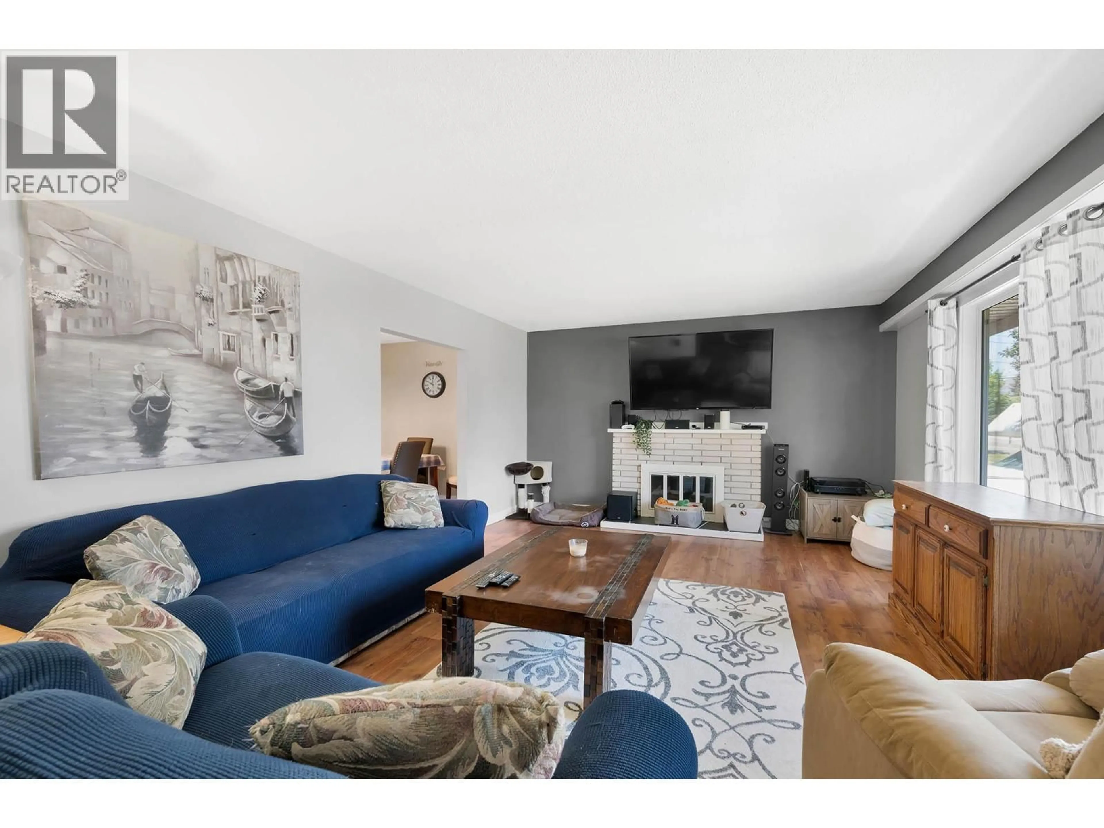 Living room with furniture, wood/laminate floor for 629 RICHMOND AVENUE, Kamloops British Columbia V2B1T4