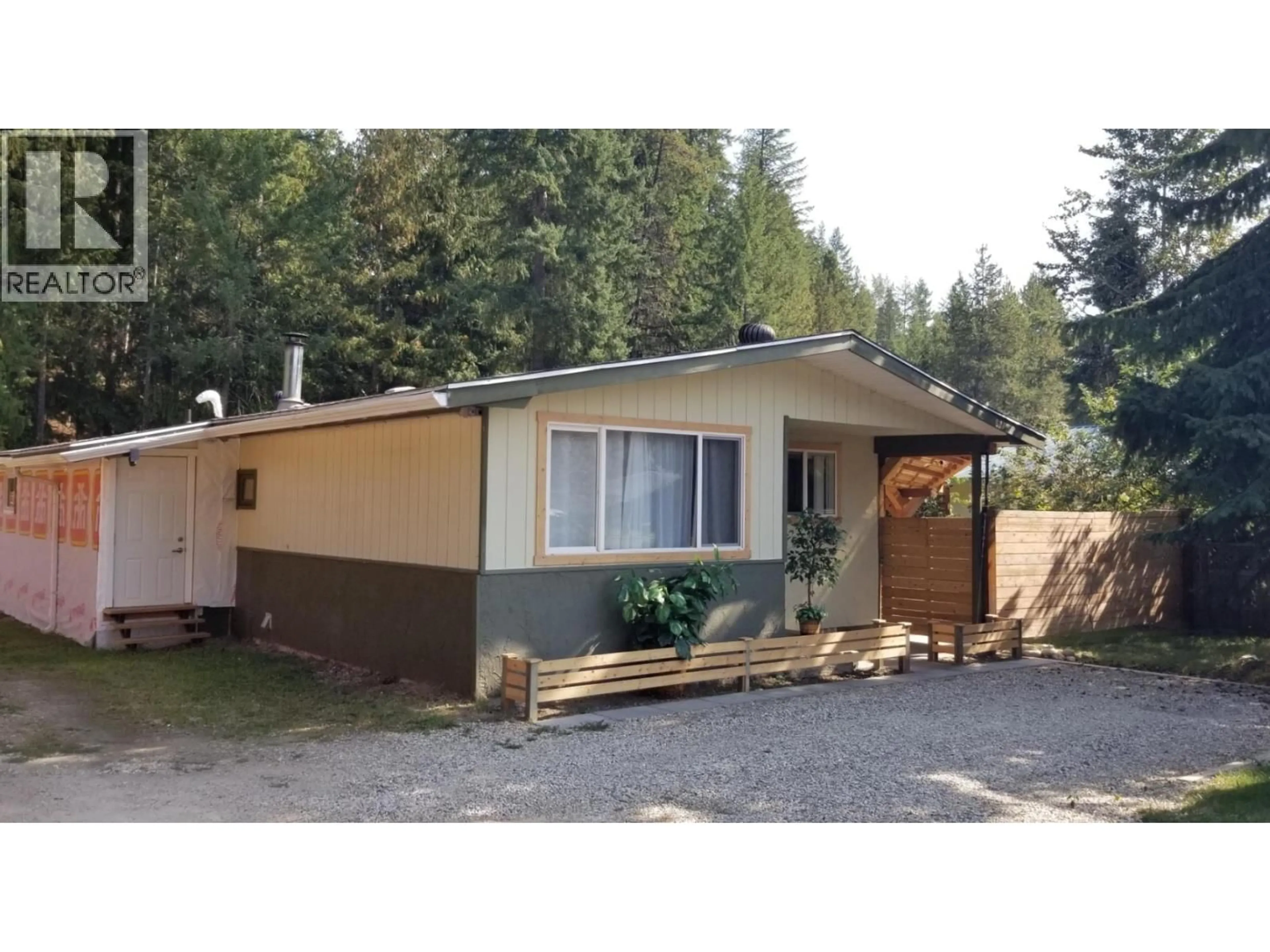 Home with vinyl exterior material, unknown for 914 COLUMBIA CRESCENT, Nakusp British Columbia V0G1R0