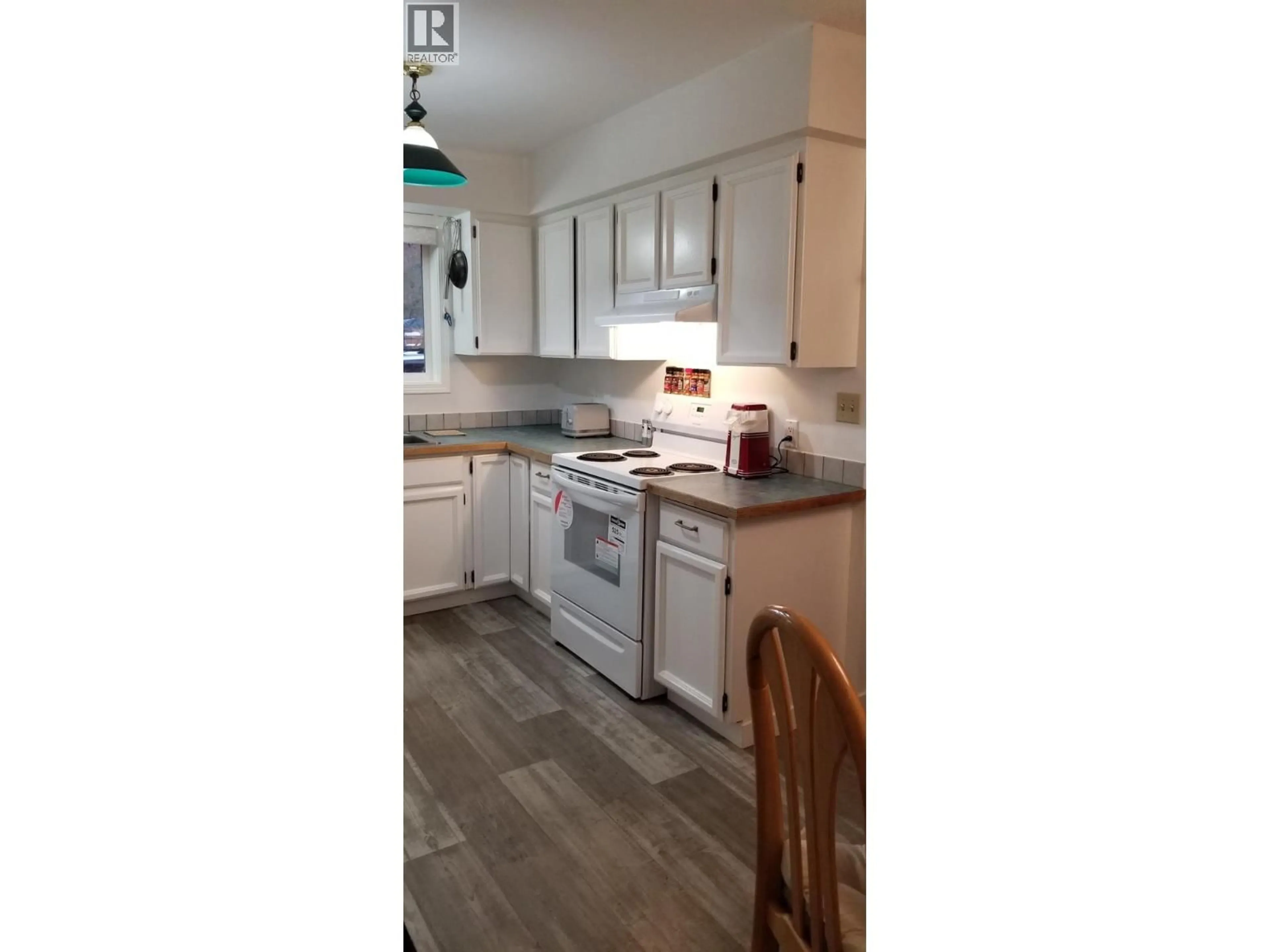 Standard kitchen, wood/laminate floor for 914 COLUMBIA CRESCENT, Nakusp British Columbia V0G1R0