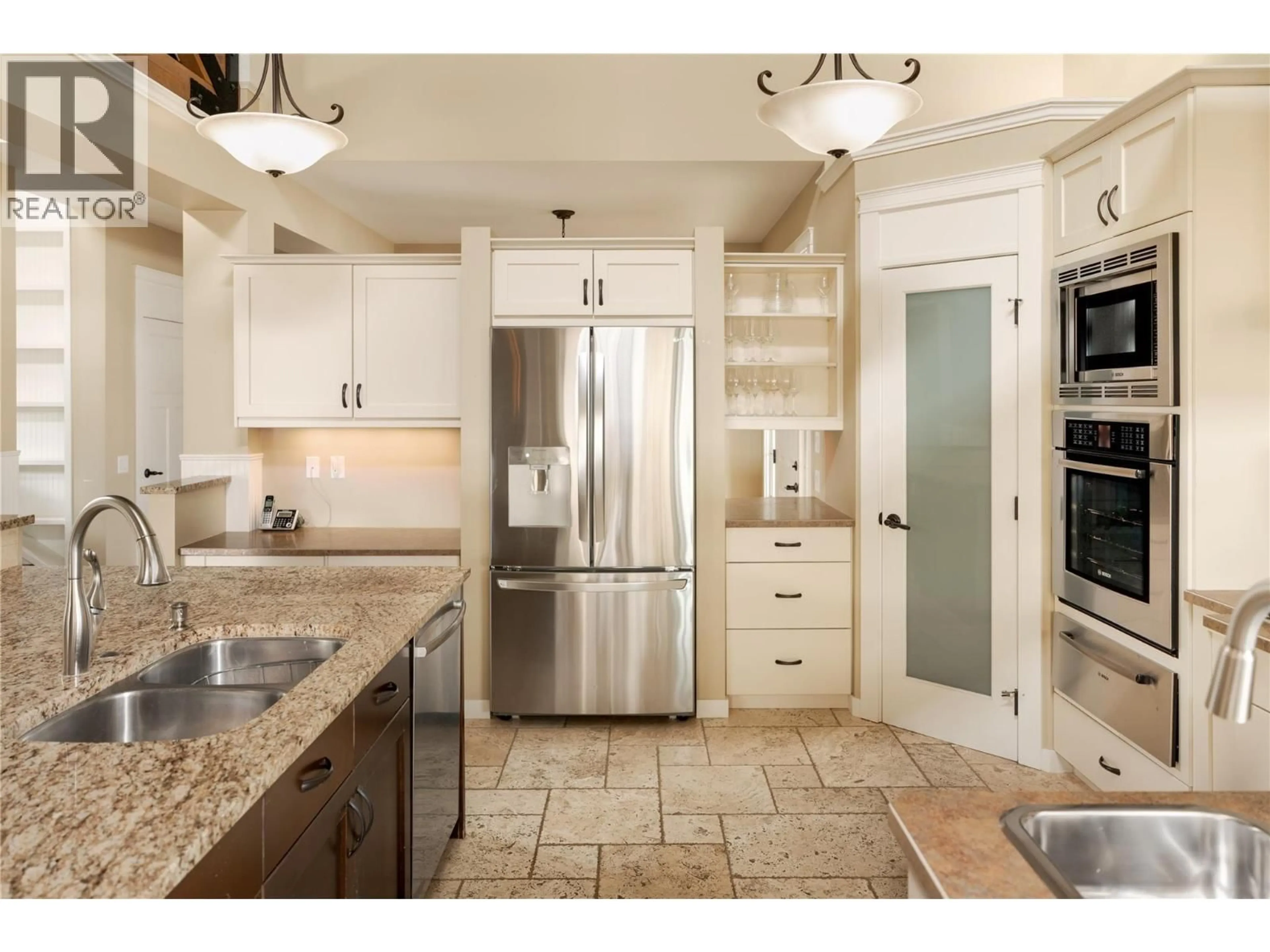 Open concept kitchen, ceramic/tile floor for 451 CADDER AVENUE, Kelowna British Columbia V1Y5N2