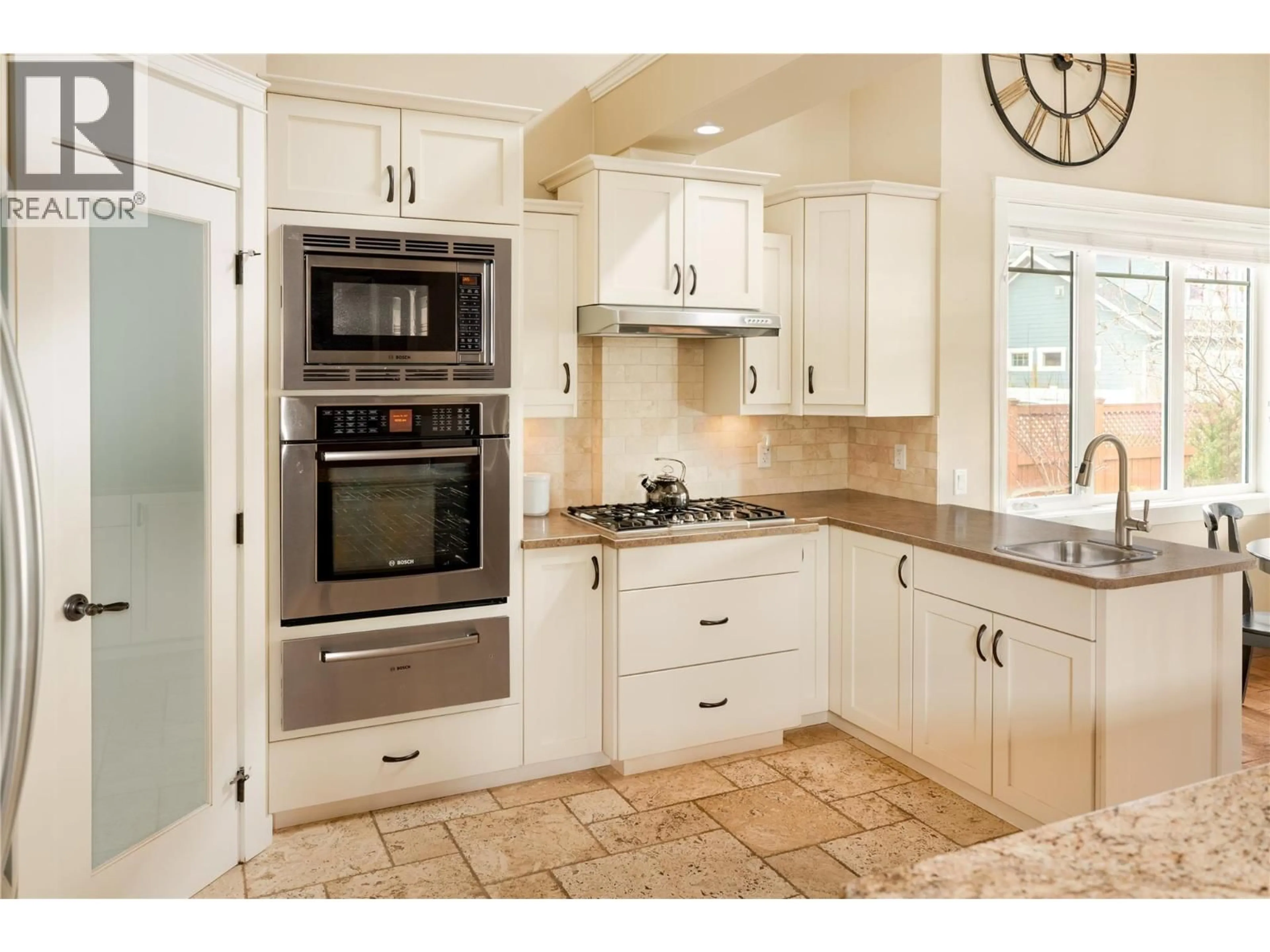 Open concept kitchen, ceramic/tile floor for 451 CADDER AVENUE, Kelowna British Columbia V1Y5N2